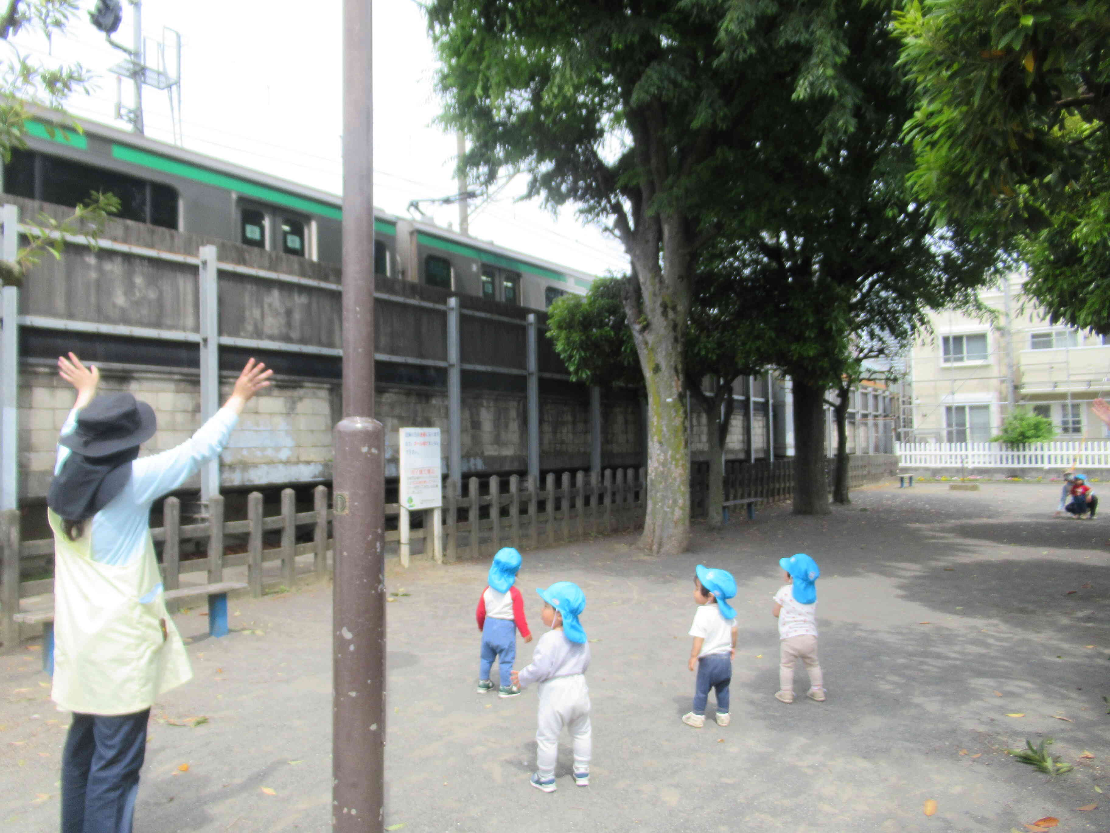 電車が見える公園にもいき、みんな大喜びでした♪