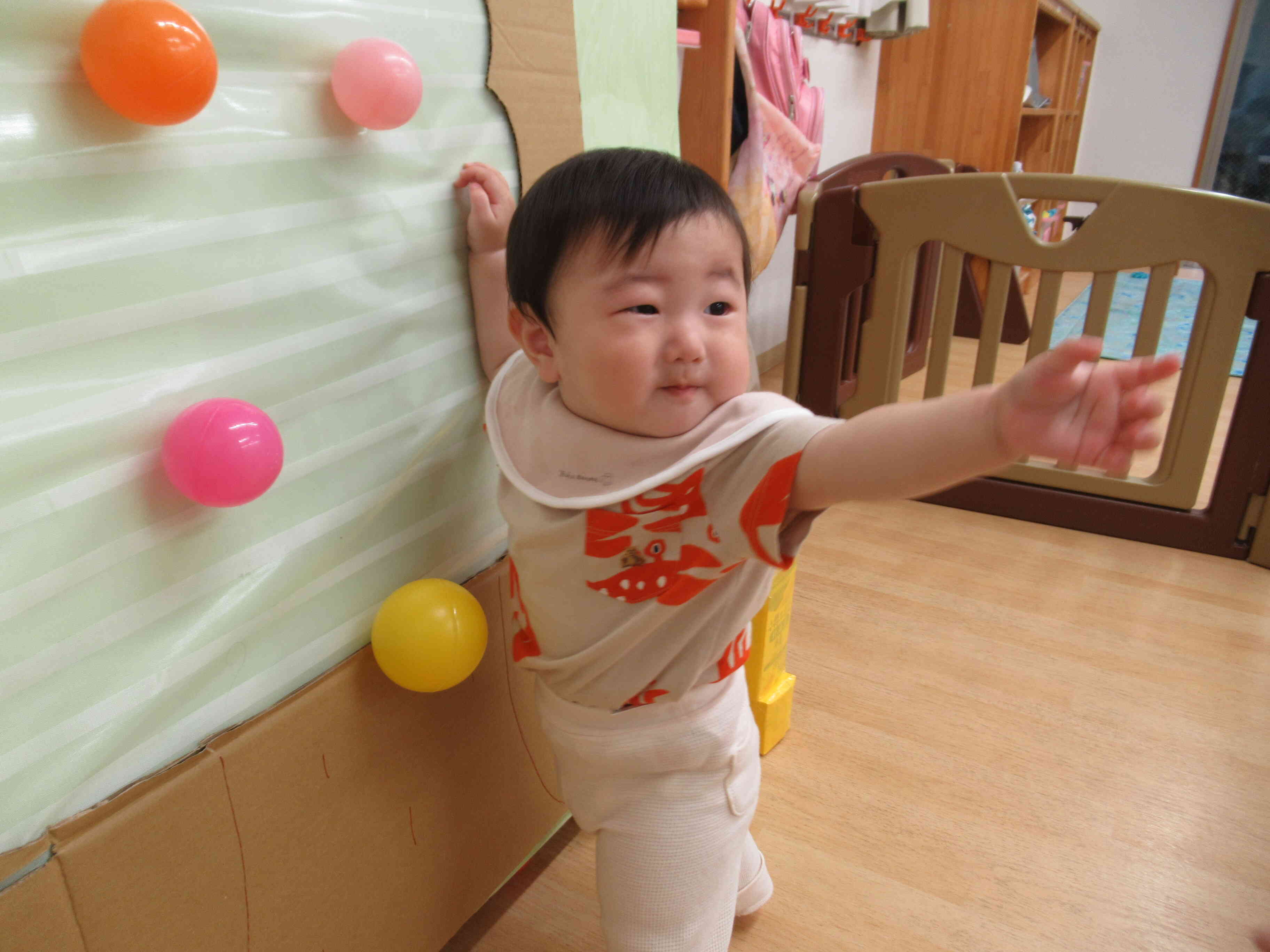 ボールペタペタ♪「もっとちょーだい！」