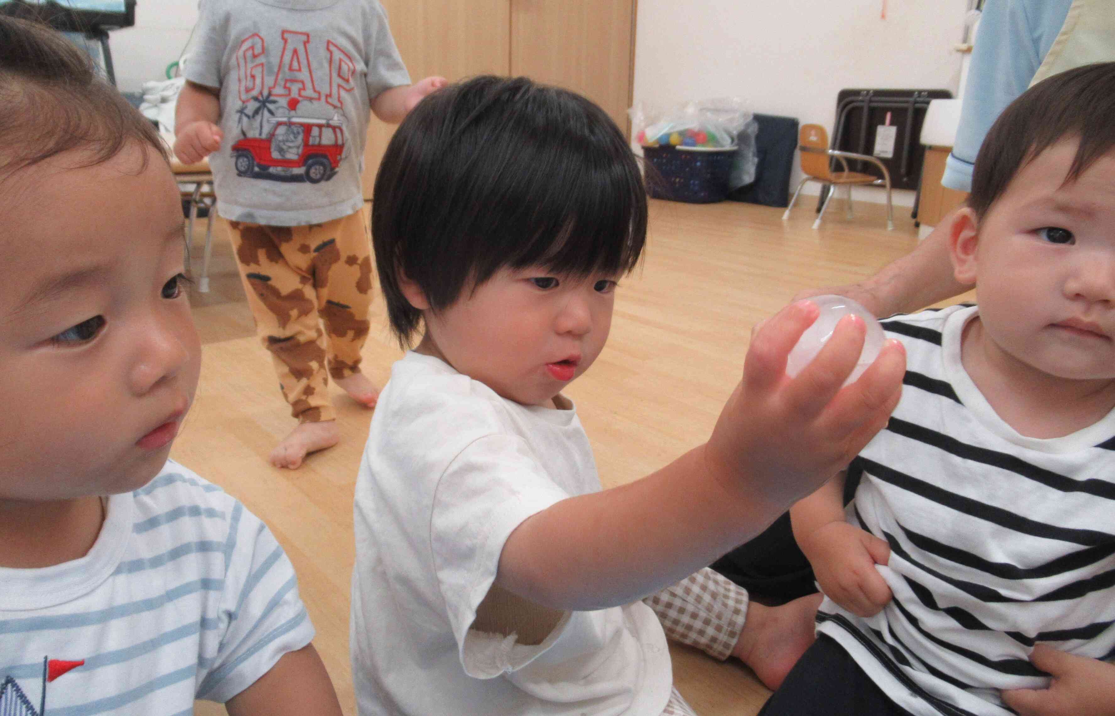 あひる組（1歳児）～感触遊びの様子～