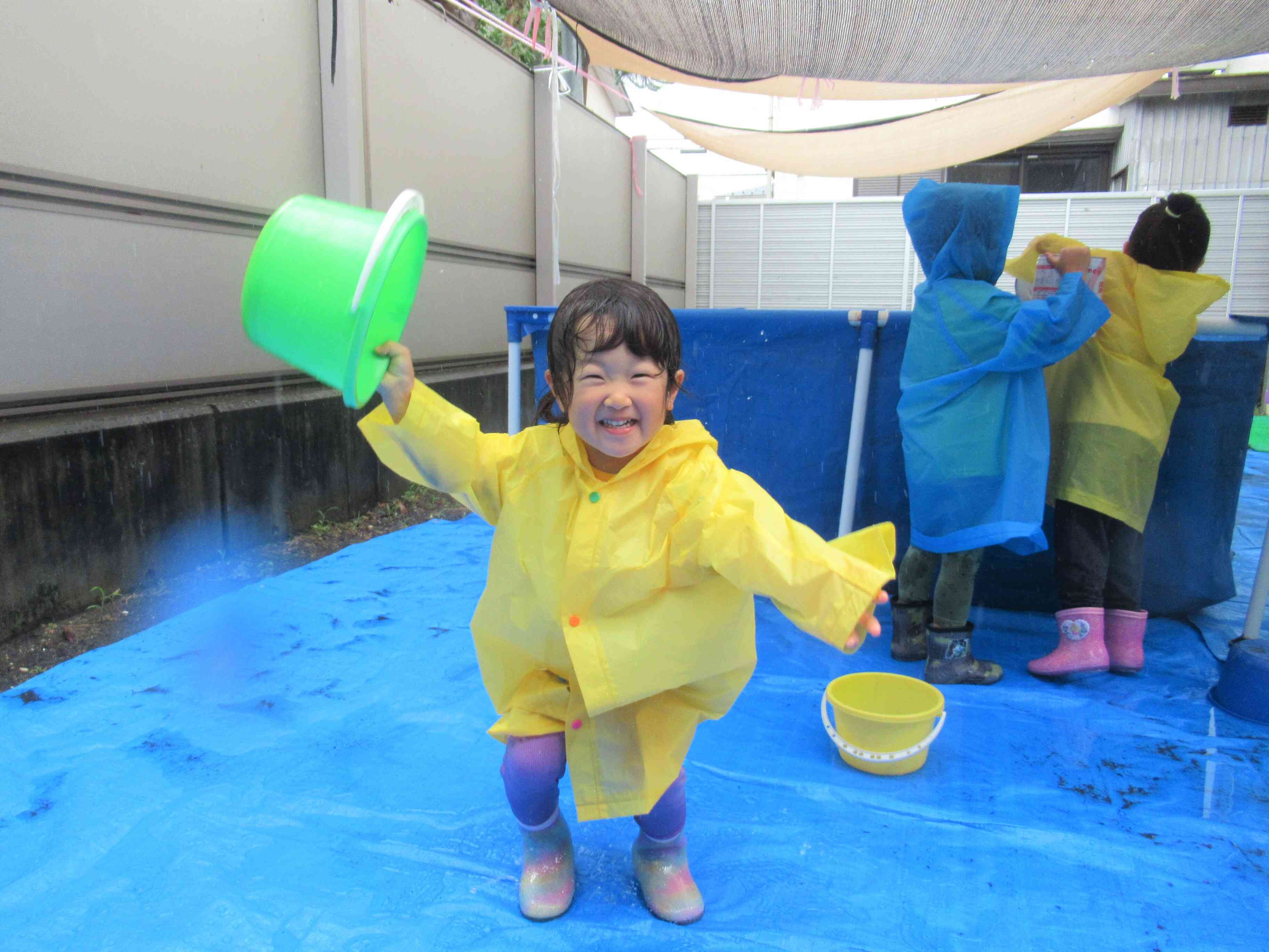 水たまりの中にジャンプ☆