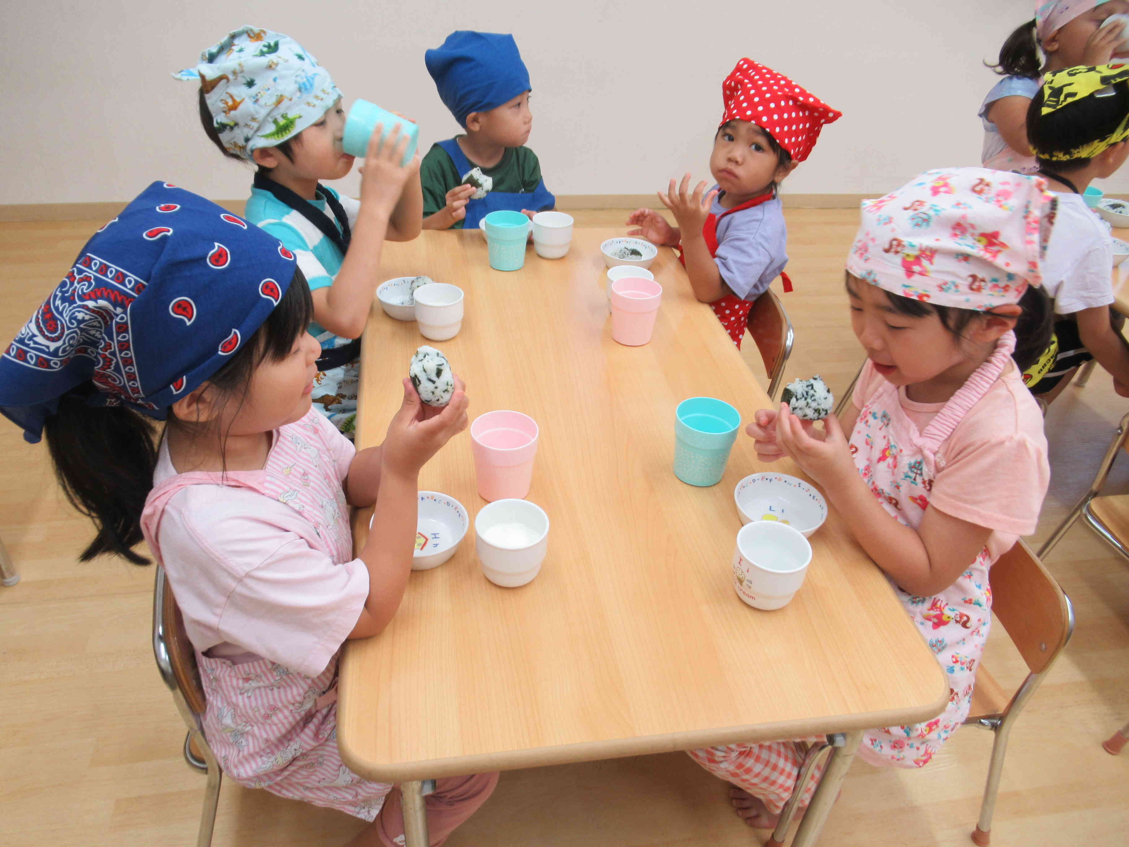 食育(おにぎり作り)～　自分で握ったおにぎりはおいしいよ。(4、5歳児)