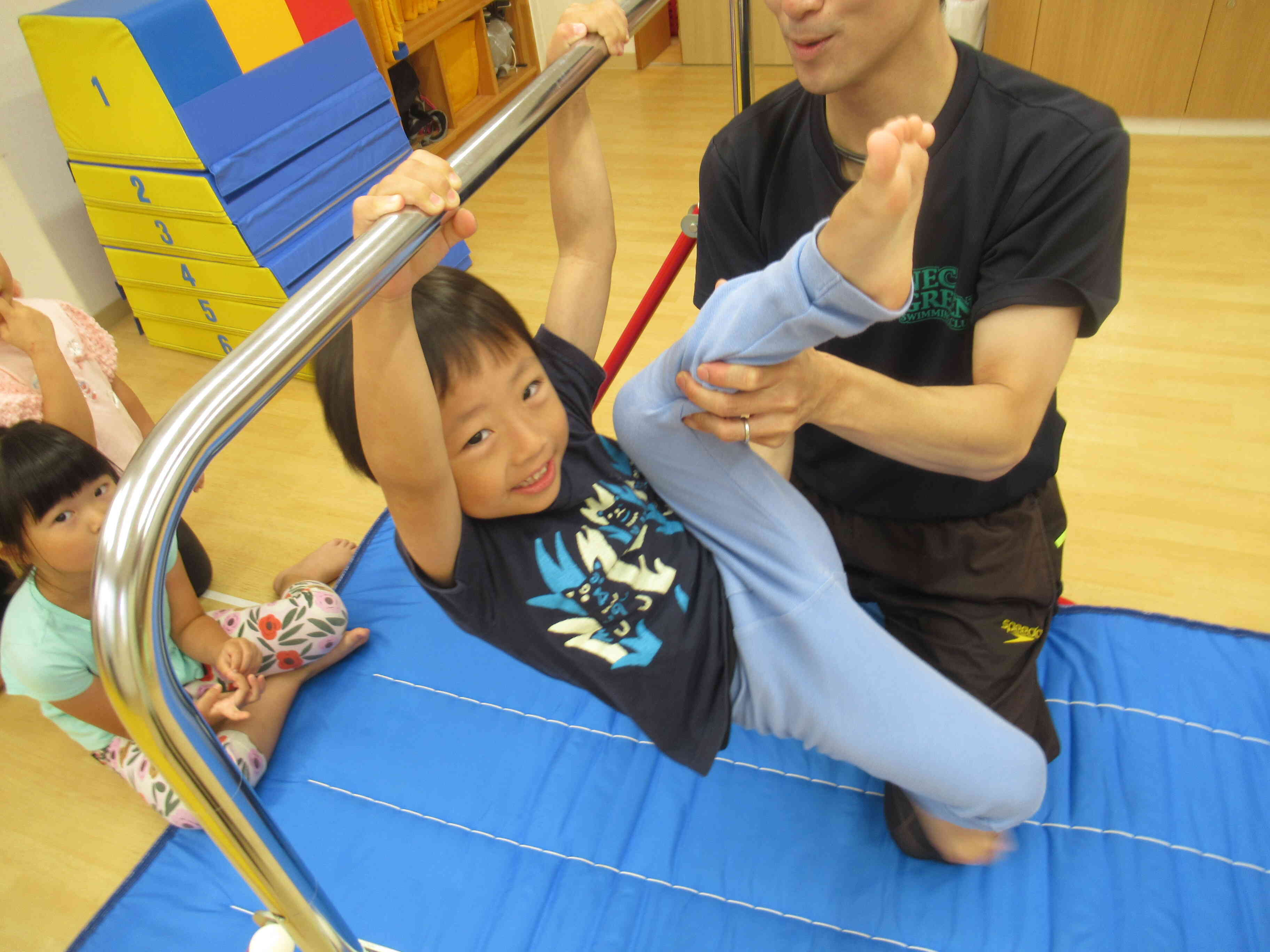 鉄棒も頑張っています！！