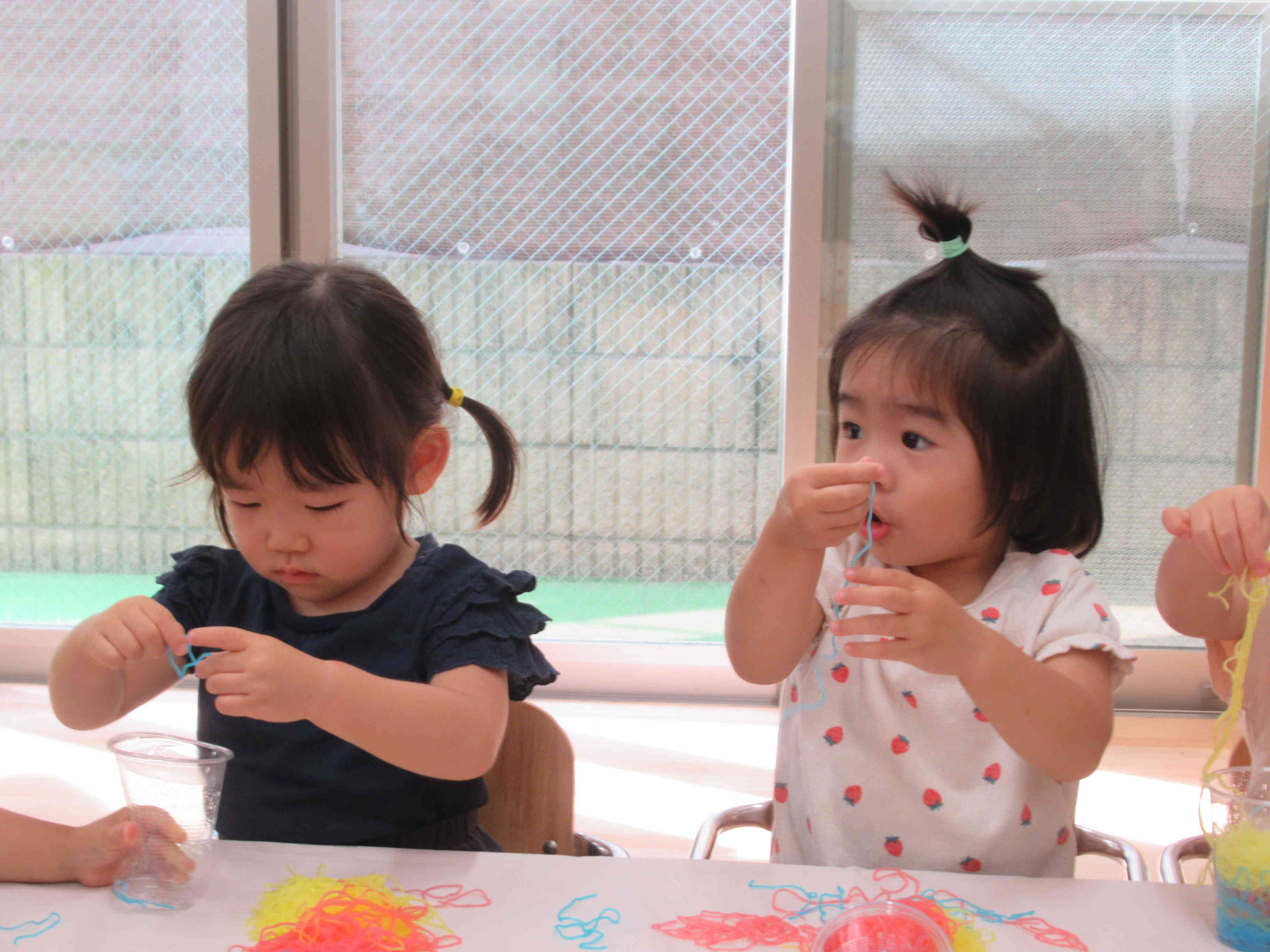 あひる組(1歳児)～感触遊びの様子〜