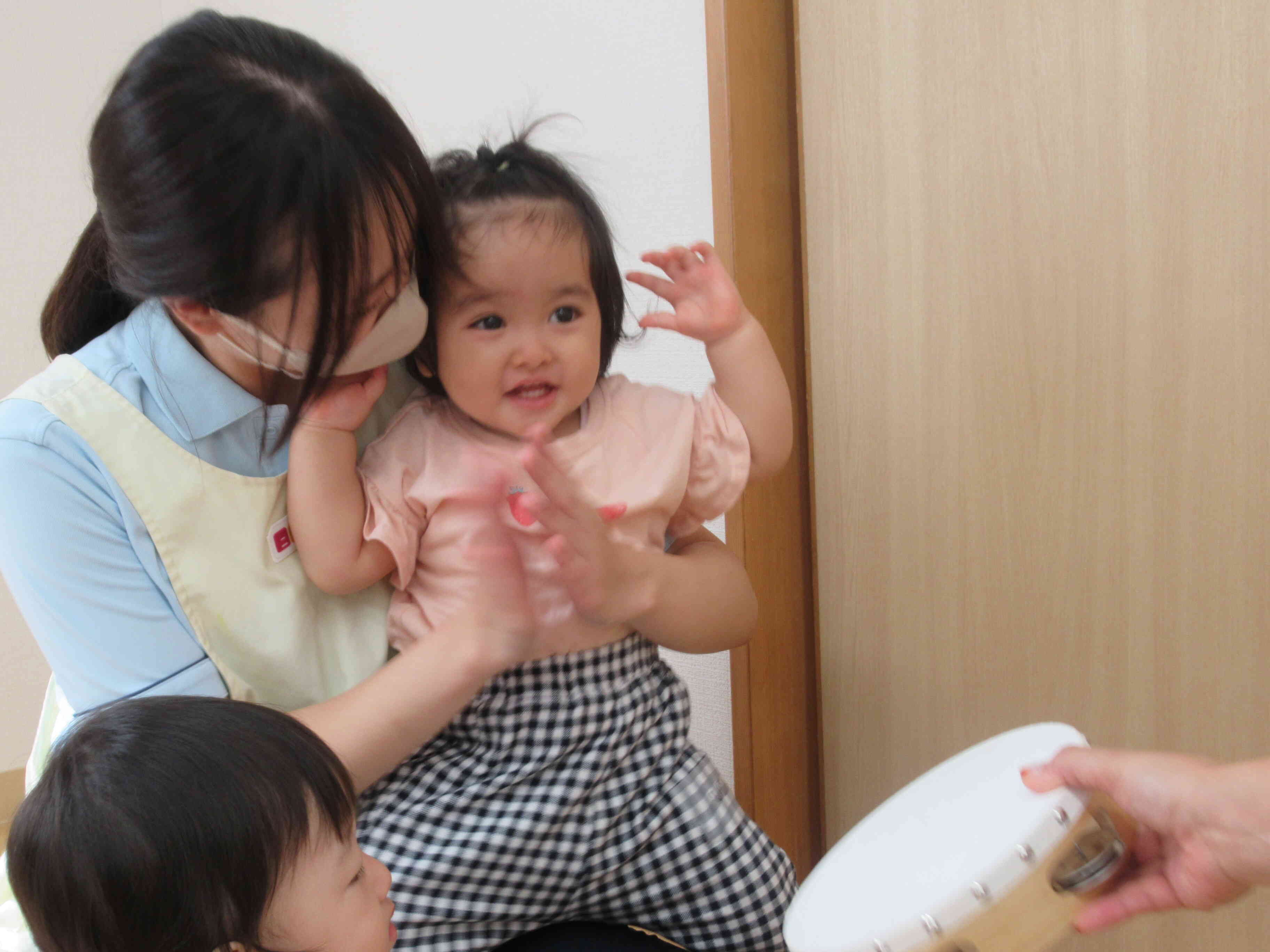 ひよこ・あひる組（0・1歳児）～リトミックの様子～
