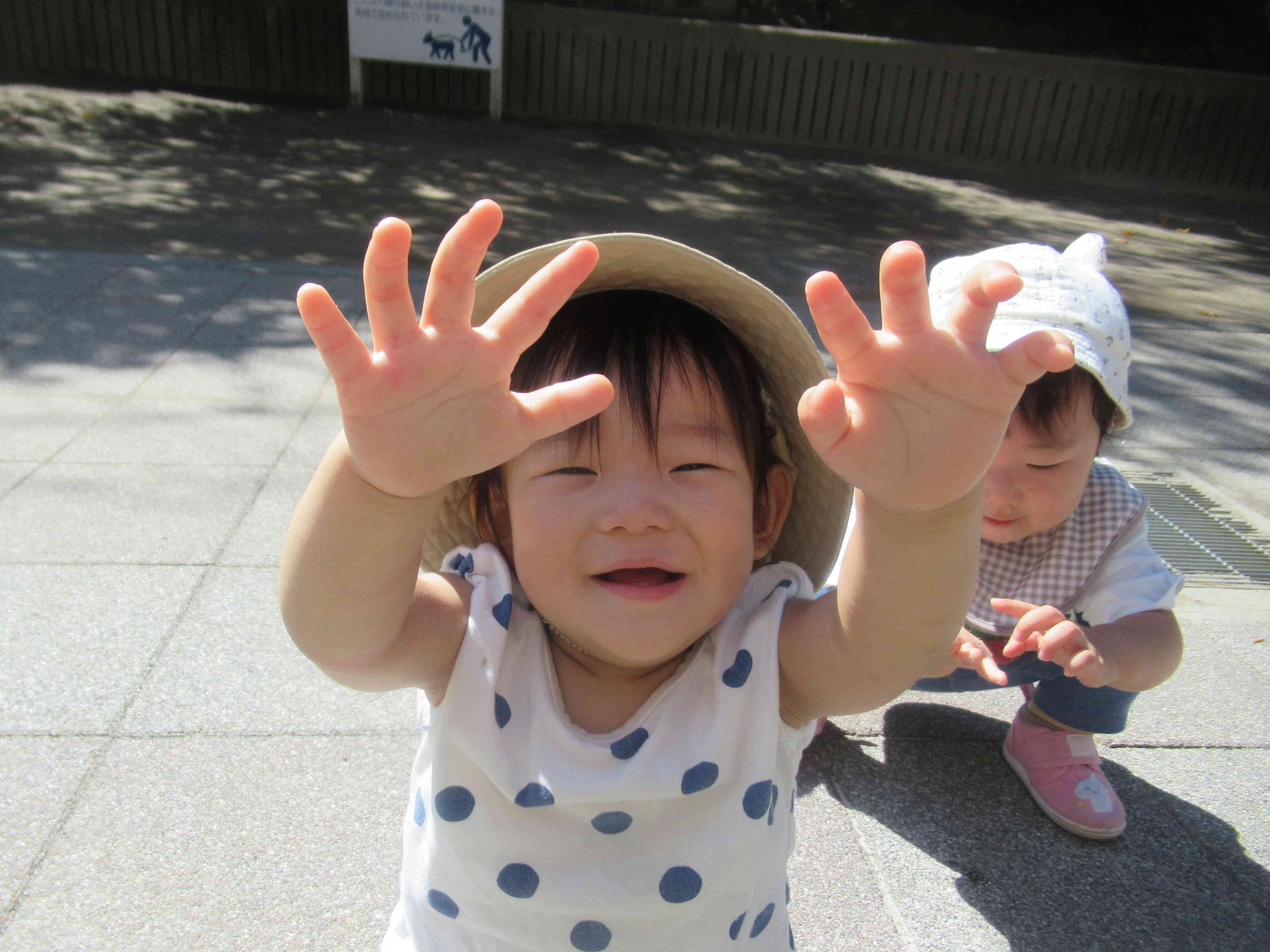 ひよこ組(0歳児)~戸外遊びの様子~