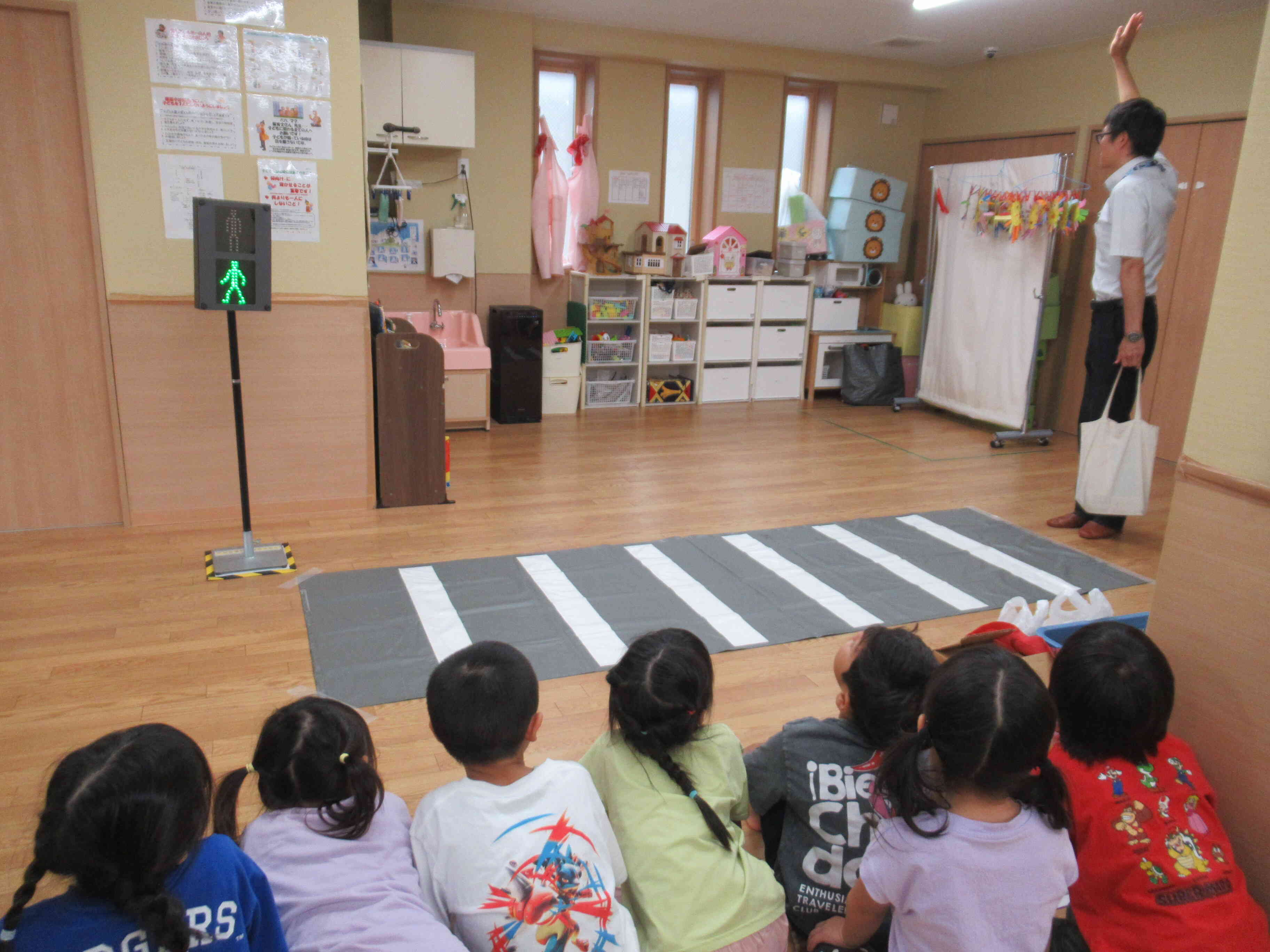 交通安全教室～　小学生に向けて横断歩道の渡り方を学びました。(5歳児)