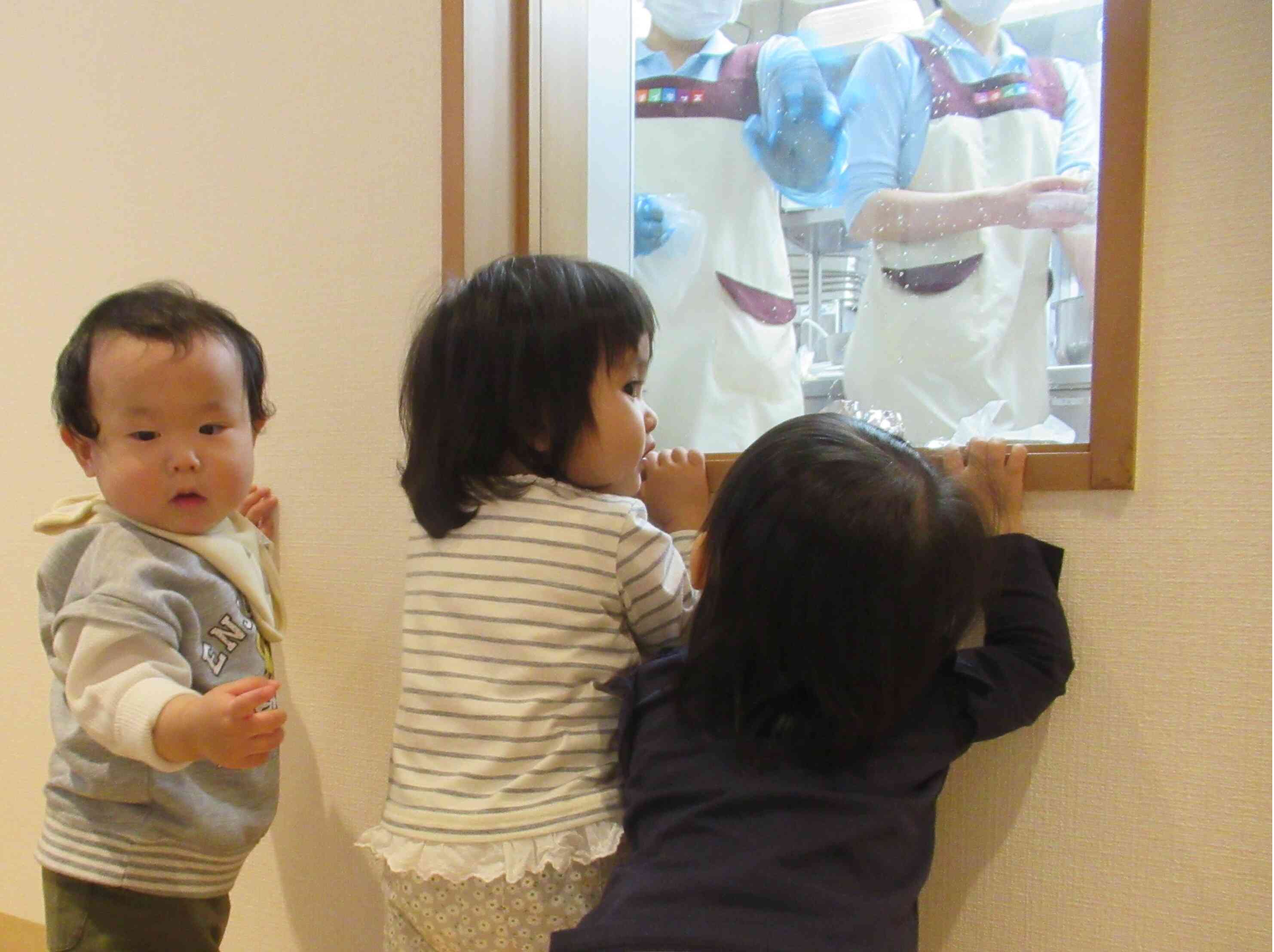 つかまり立ちで給食室の見学です!