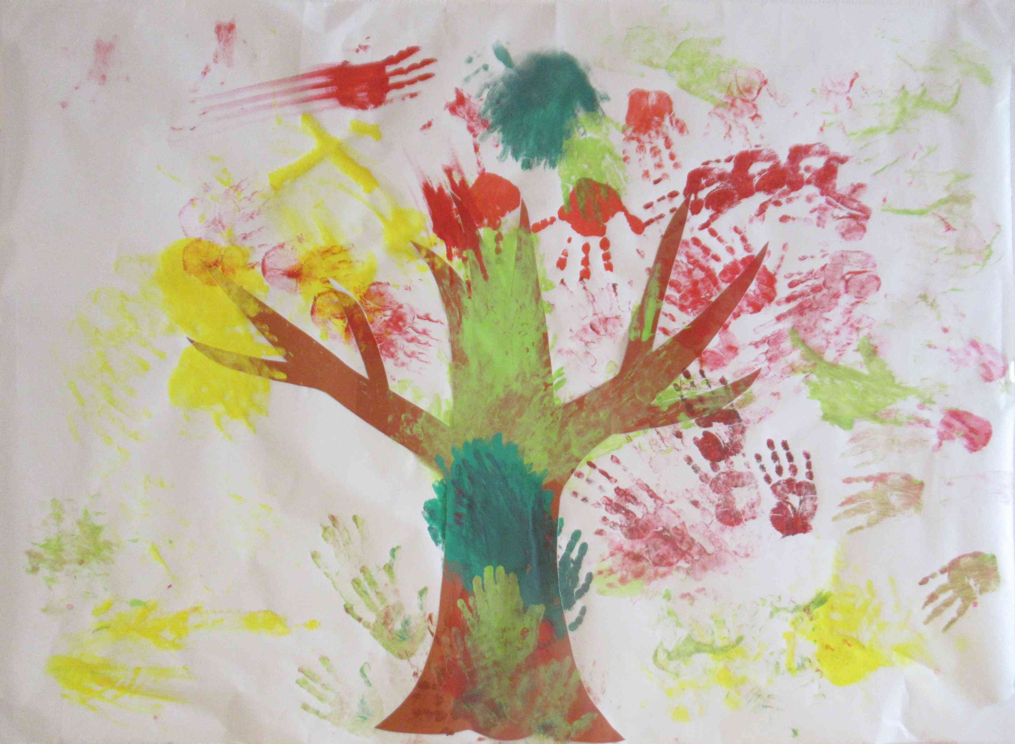 りす組（3歳児）～絵具を使って～