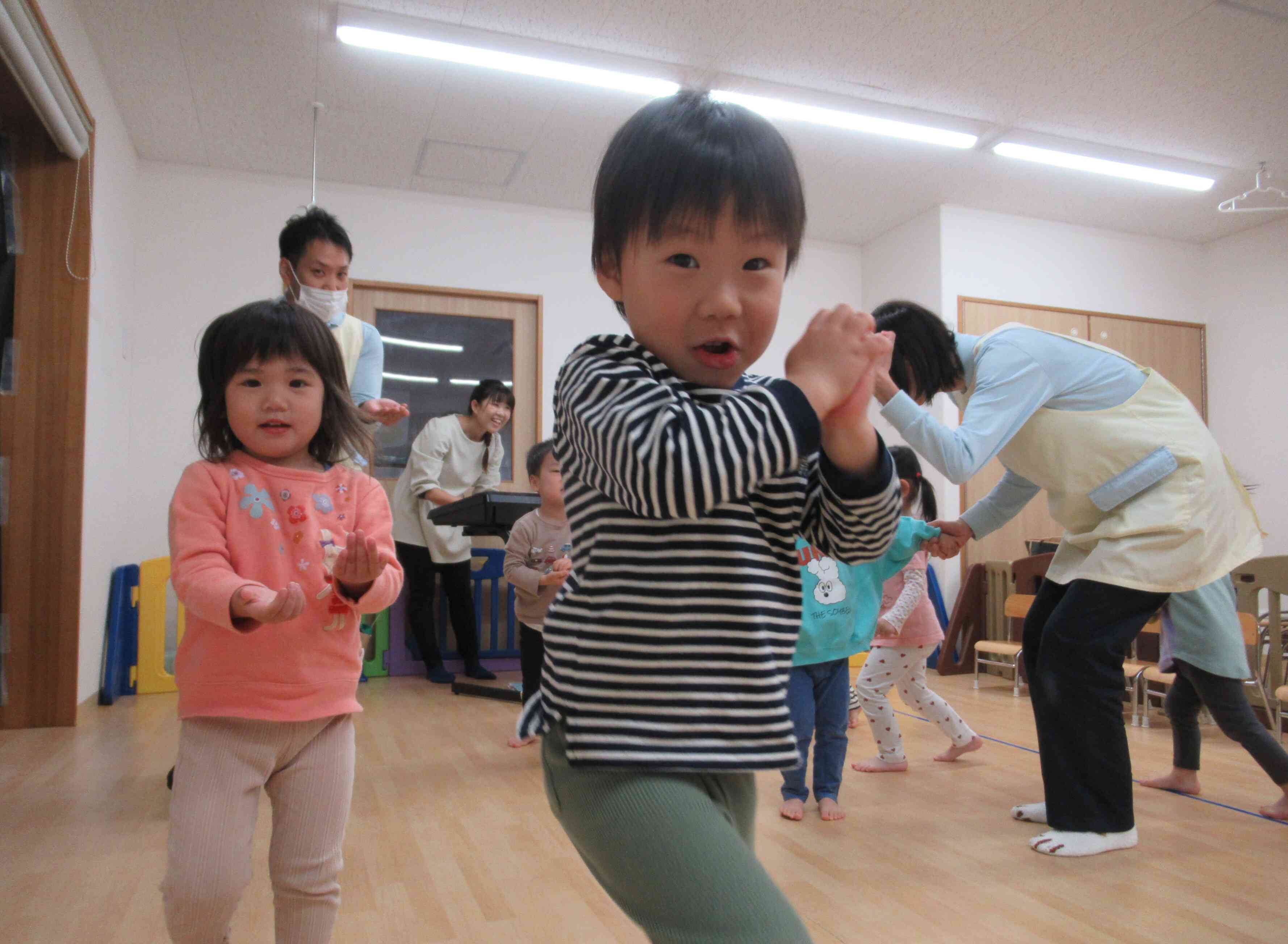 うさぎ組（２歳児）～リトミックの様子～