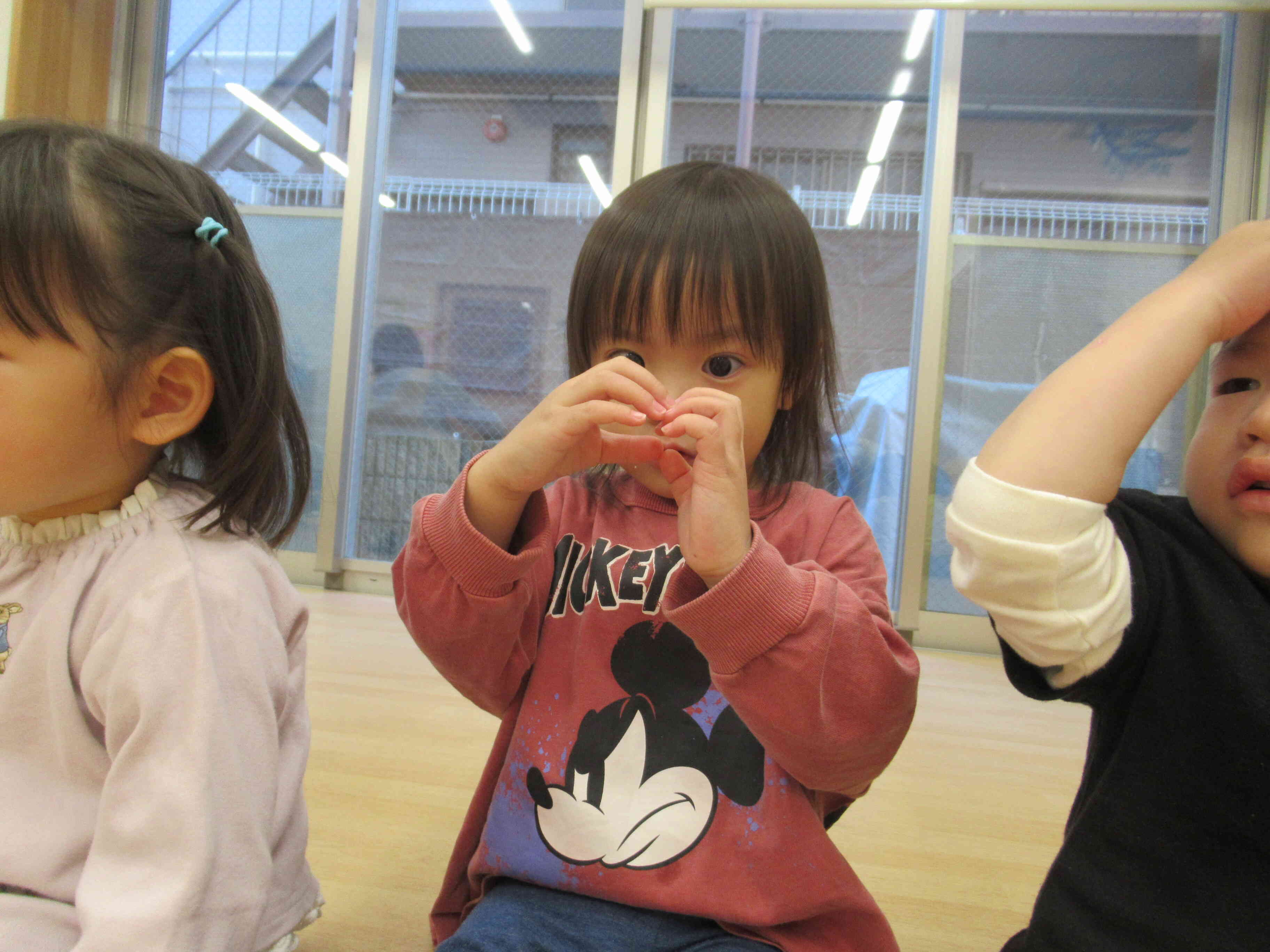 先生の真似っこでハートの形できたよ！