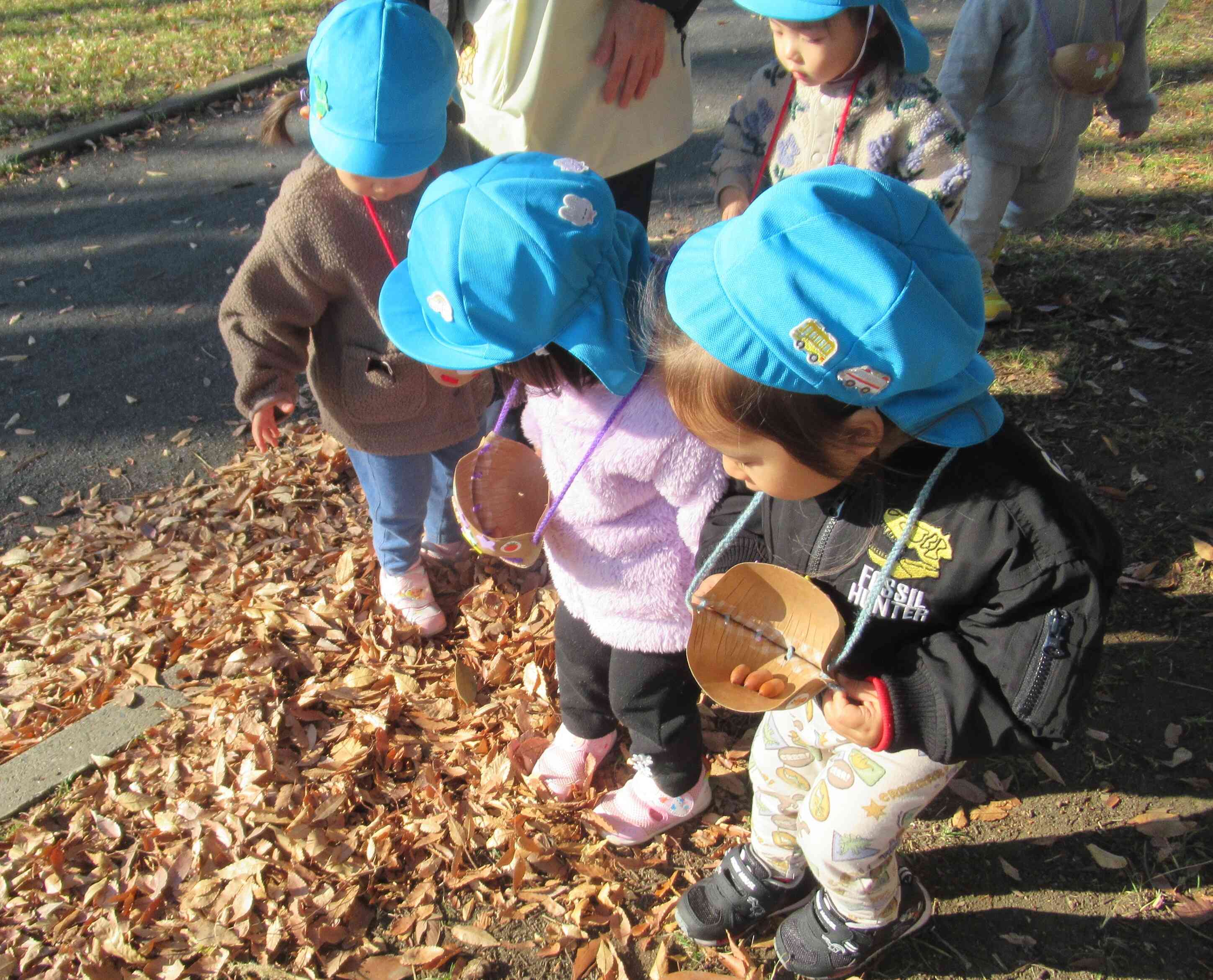 あひる組（１歳児クラス）～戸外活動～