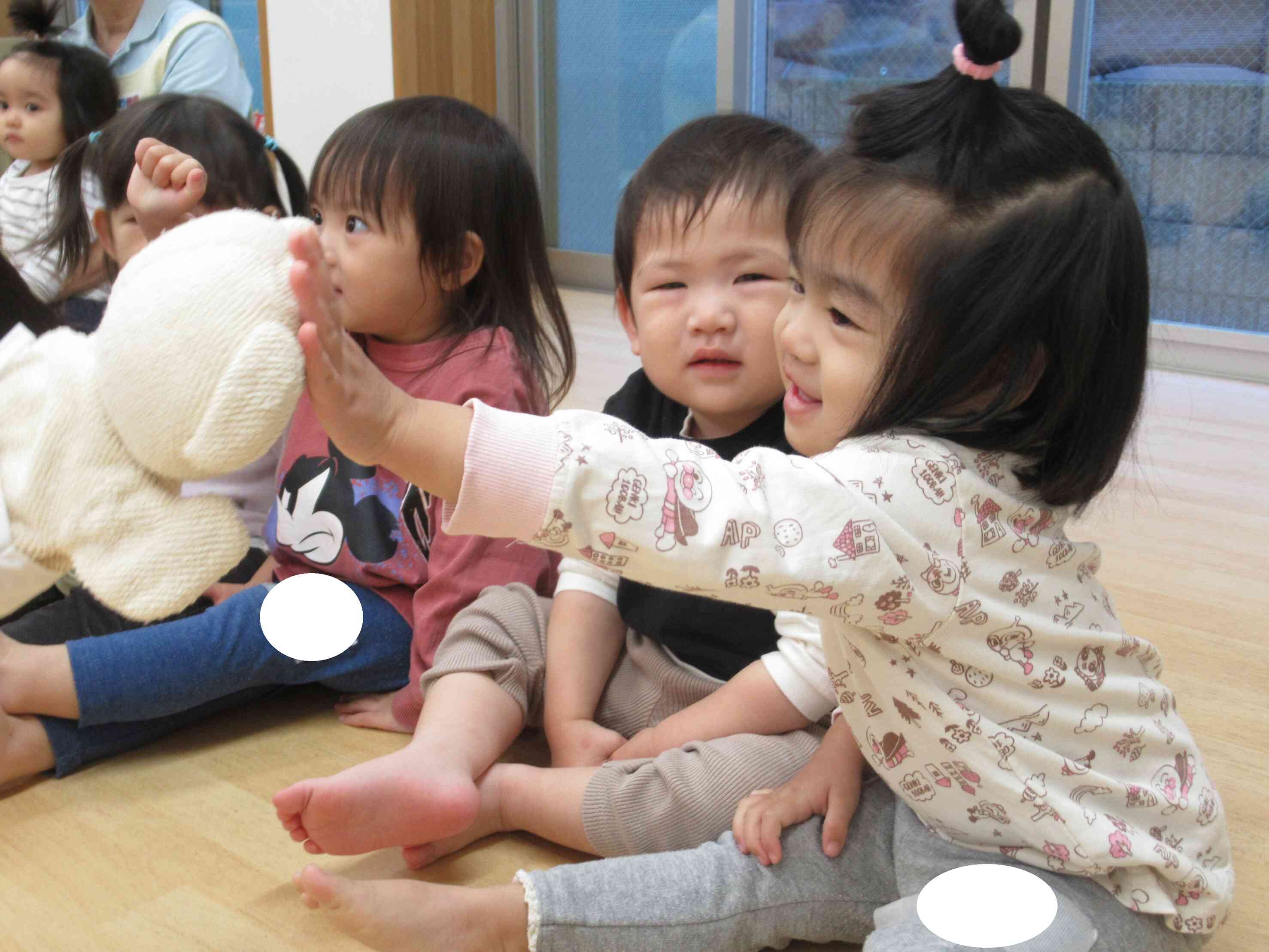 ひよこ・あひる組(0・1歳児)～英語の様子～