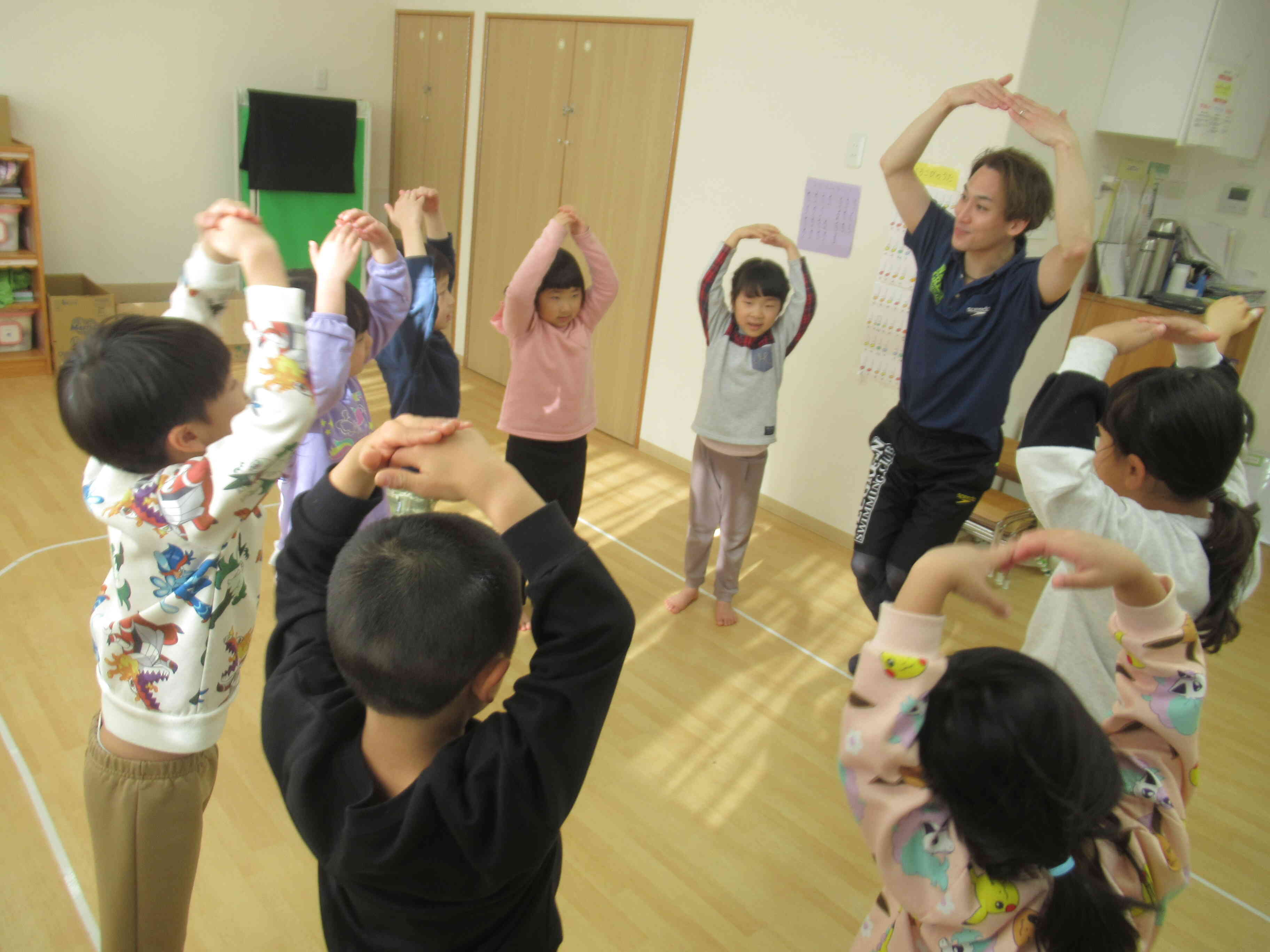 りす、ぱんだ、きりん組（3,4,5歳児）～体操教室の様子～