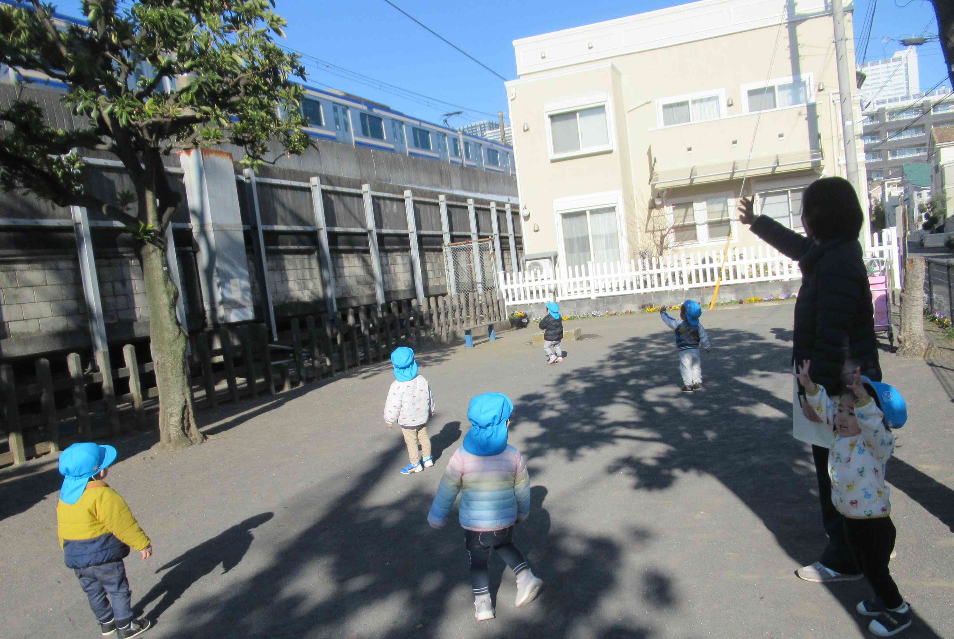 あひる組（1歳児クラス）～散歩の様子～