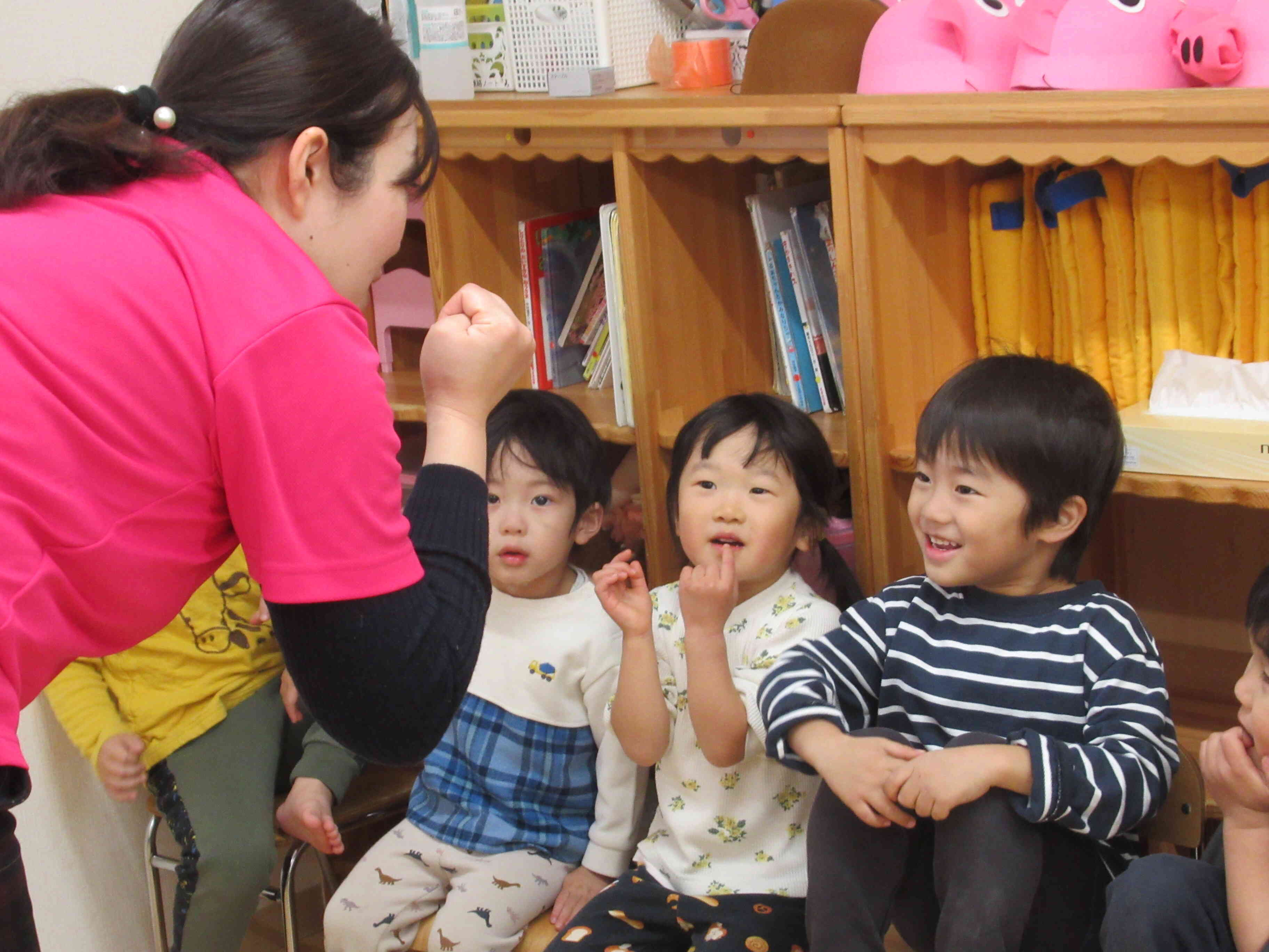 りす組（3歳児クラス）～英語レッスンの様子～