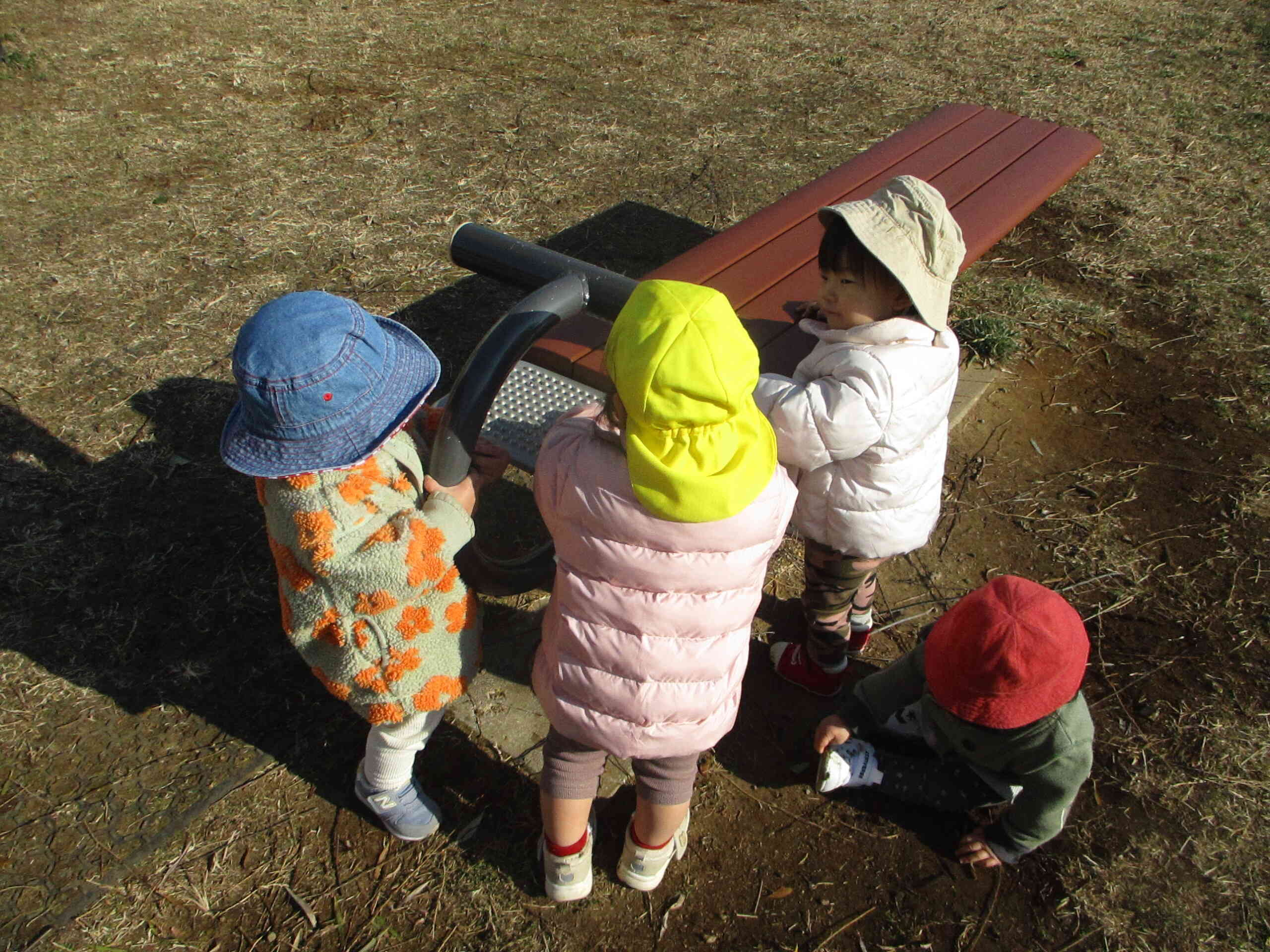 ひよこ組（０歳児クラス）～散歩の様子～