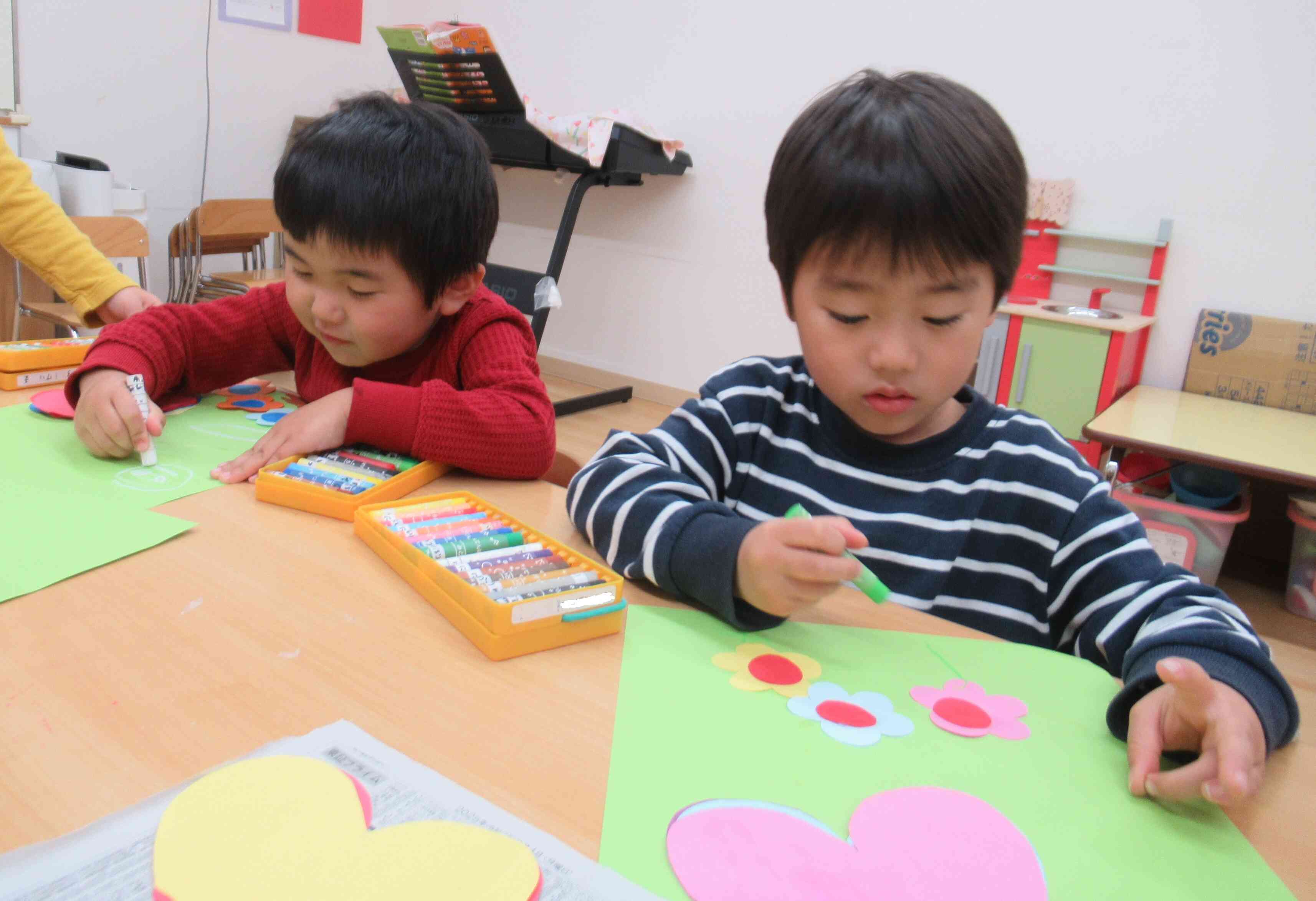 周りにクレヨンで描きます♬