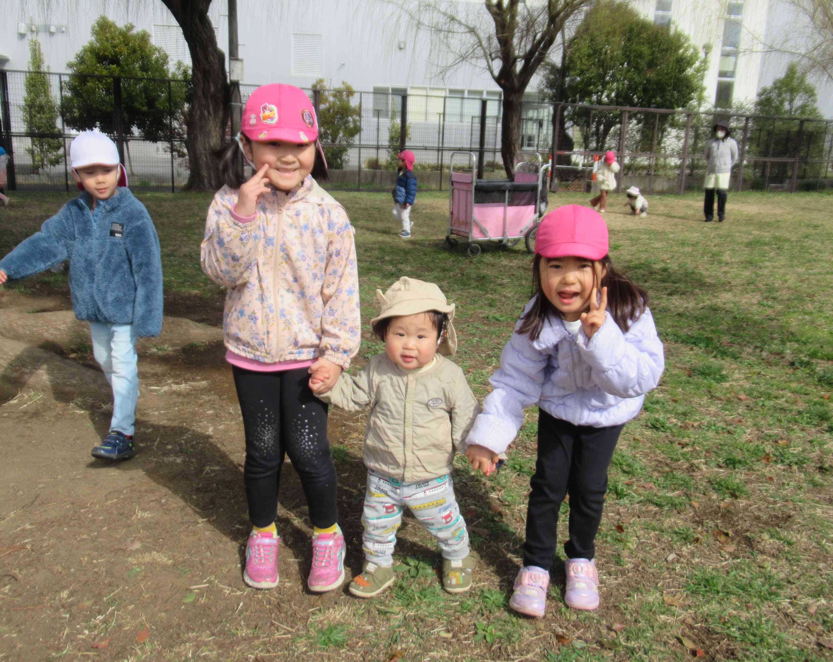 散歩先での様子～ひよこ組（０歳児）～