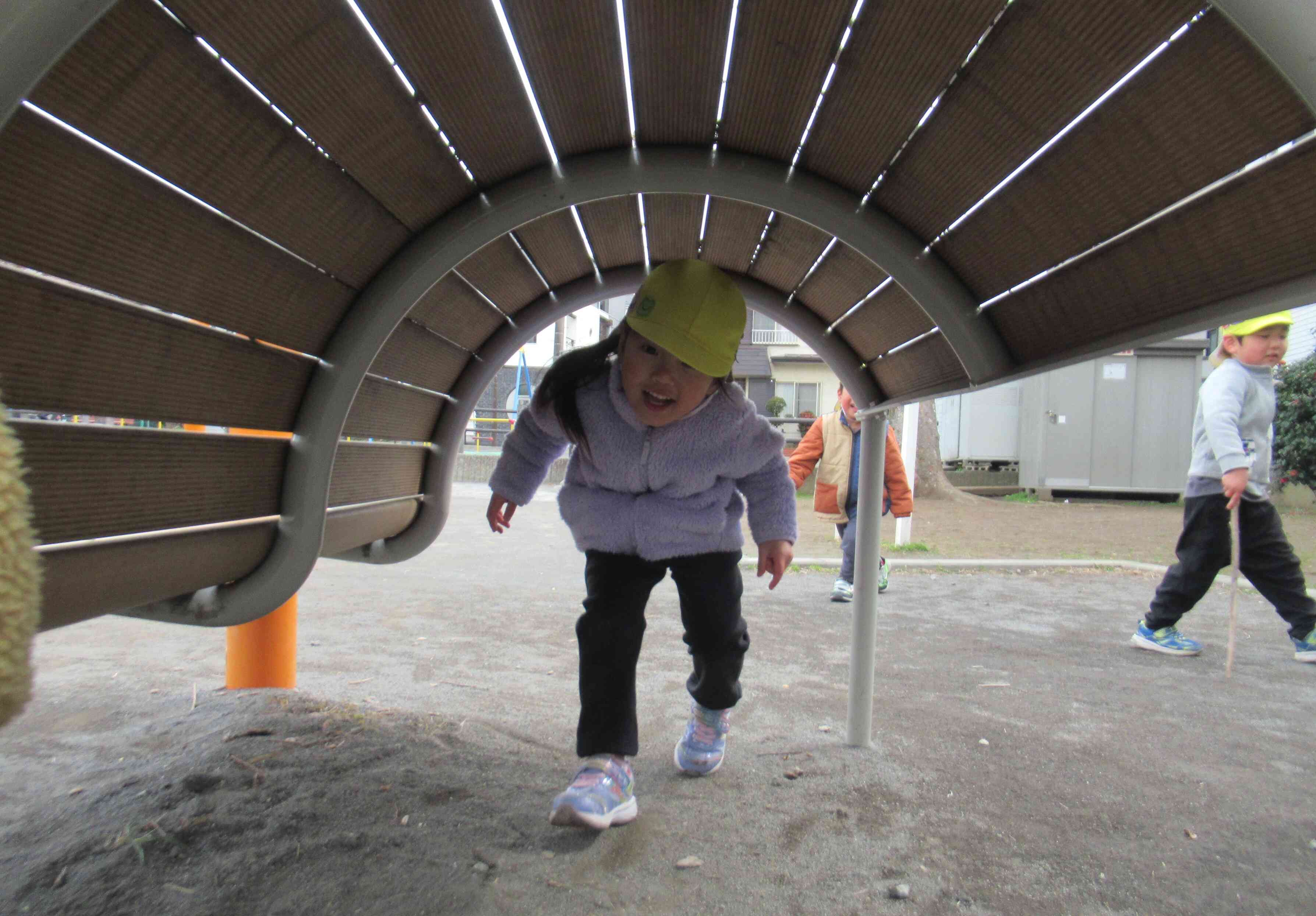 ベンチの下も子ども達にとっては遊び場☆