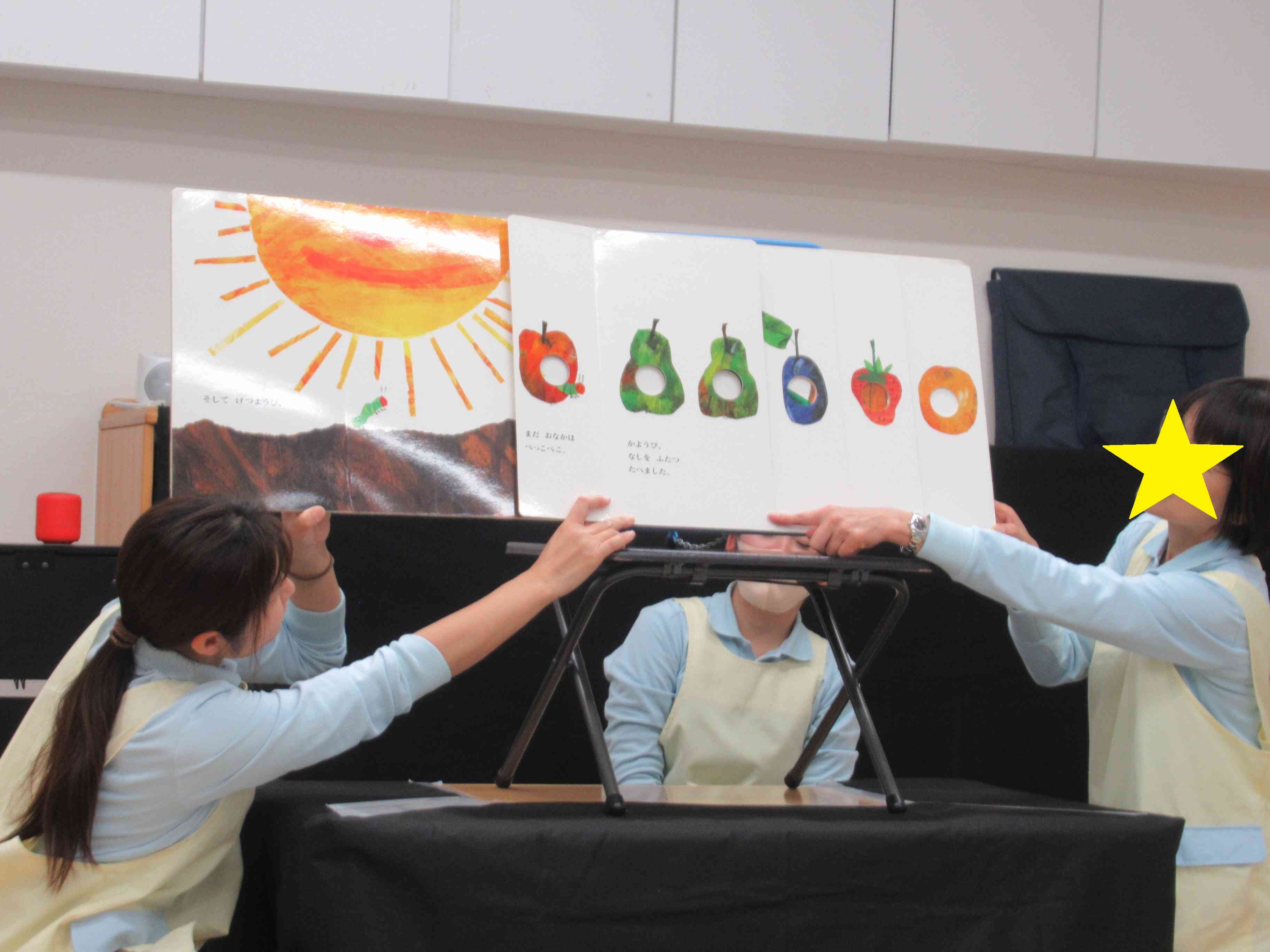 先生達からの出し物は「はらぺこあおむし」！