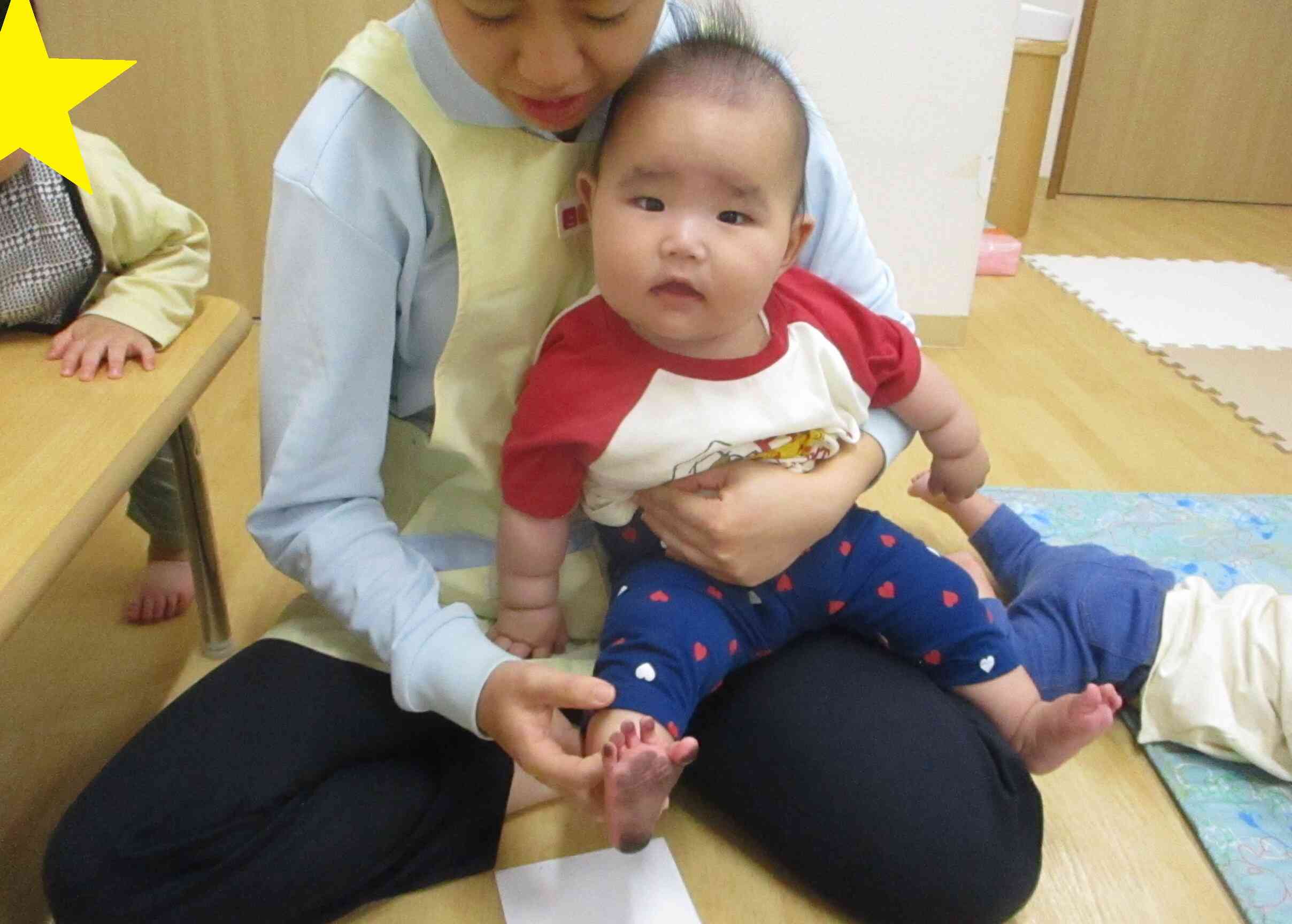 ひよこ組（0歳児）～製作の様子～