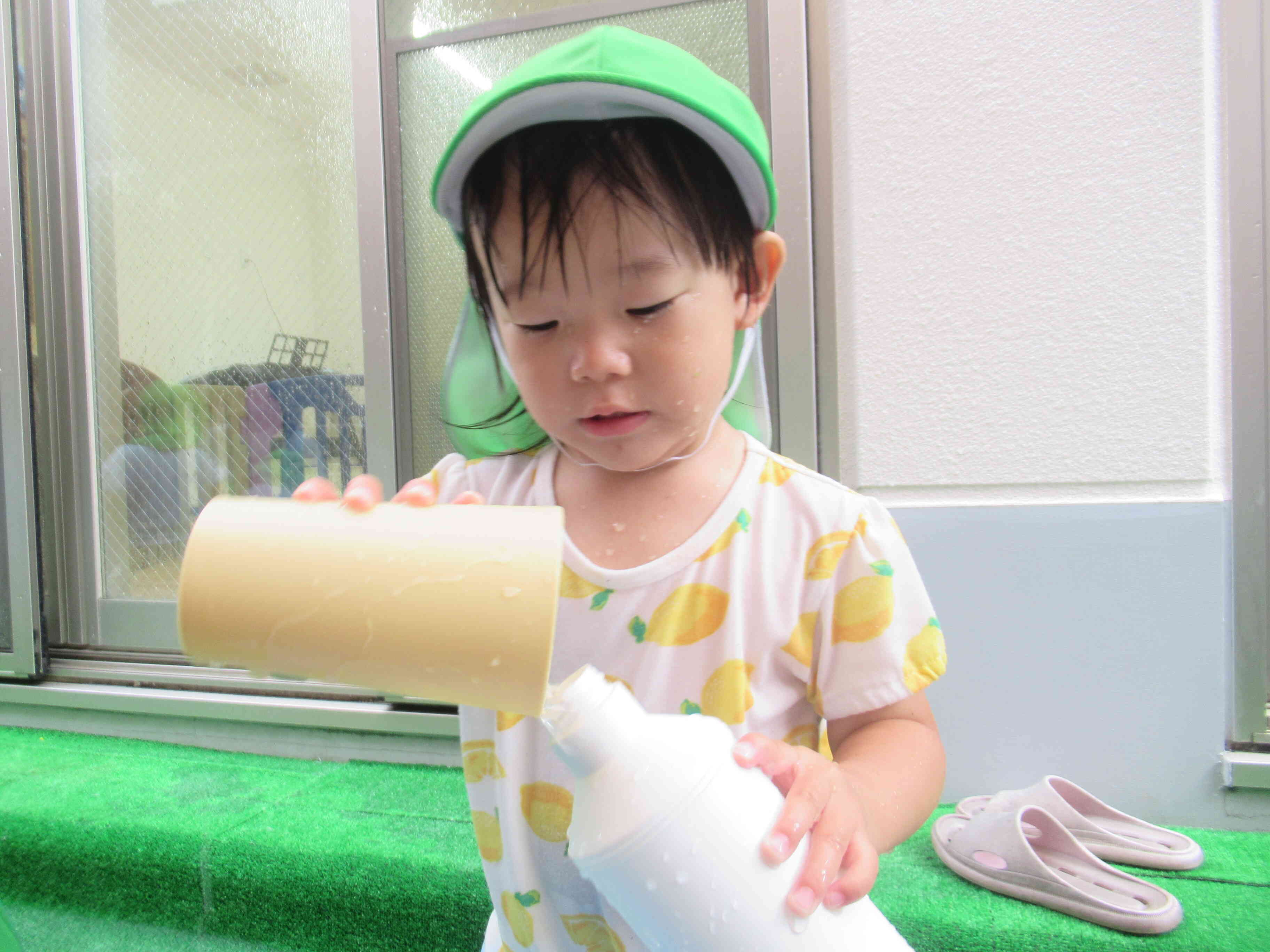 水遊びの様子～あひる組~(1歳児）