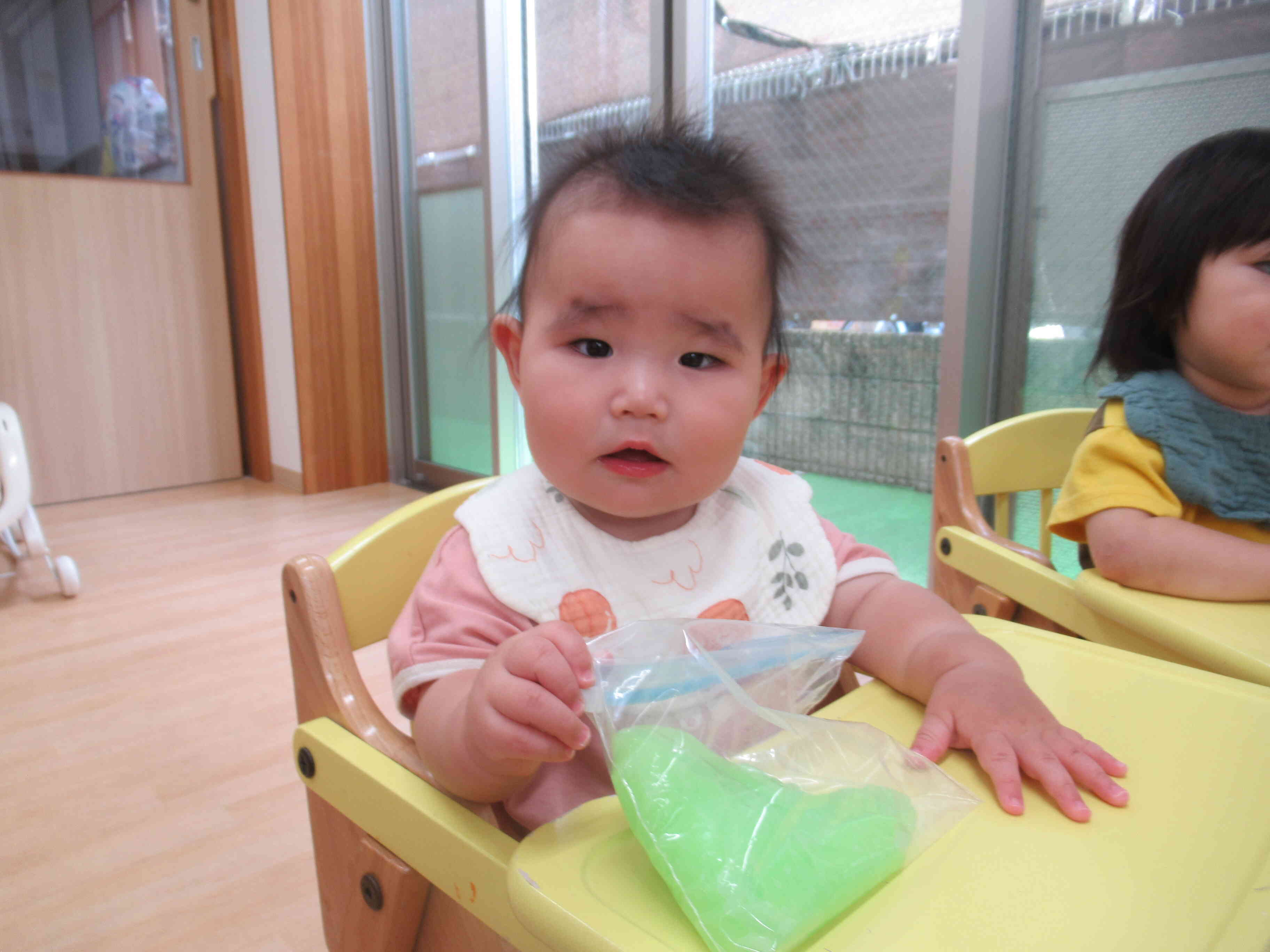 スライム遊びをしました！～ひよこ組（０歳児）～
