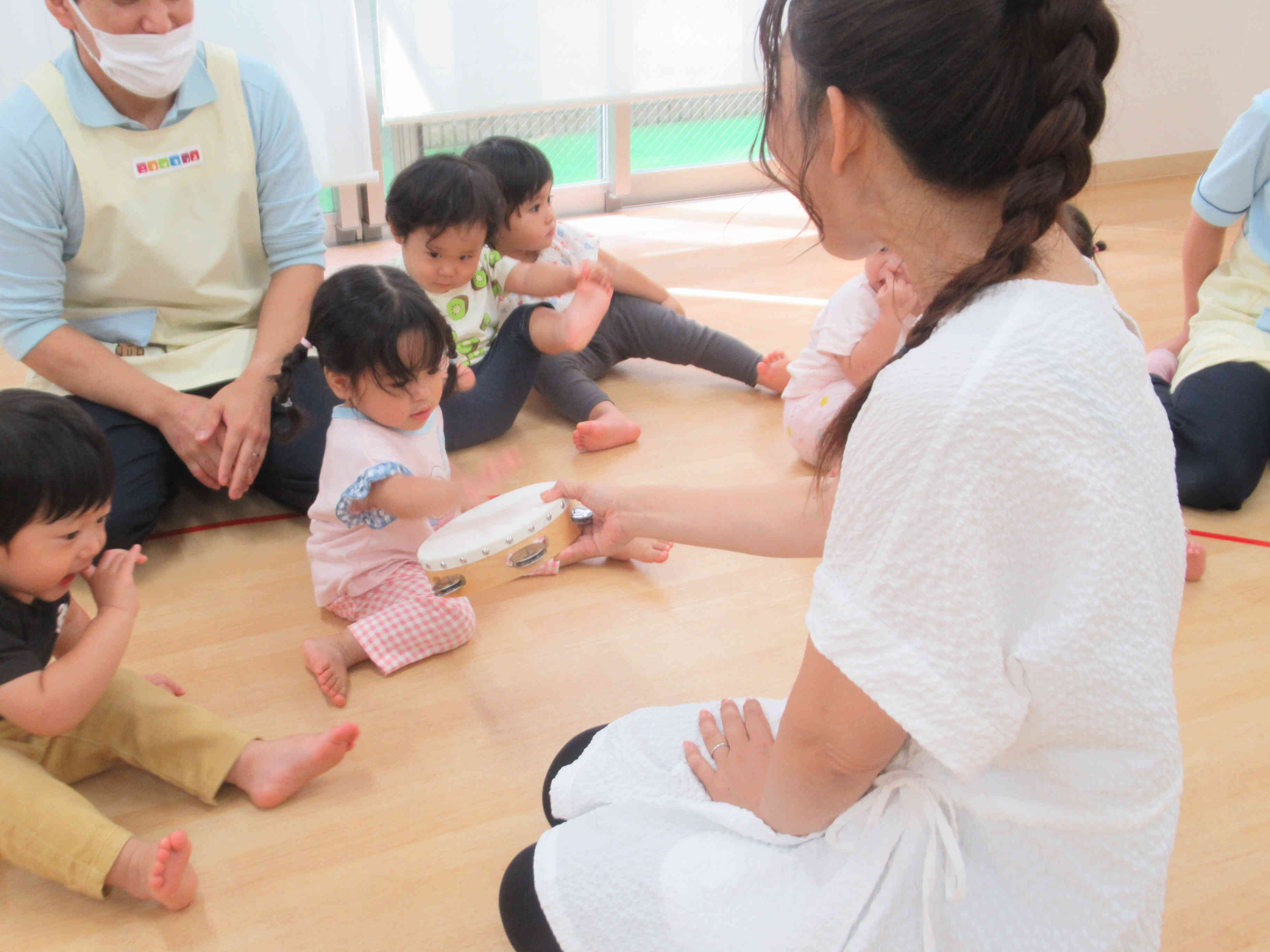 あひる組（1歳児）～リトミックの様子～