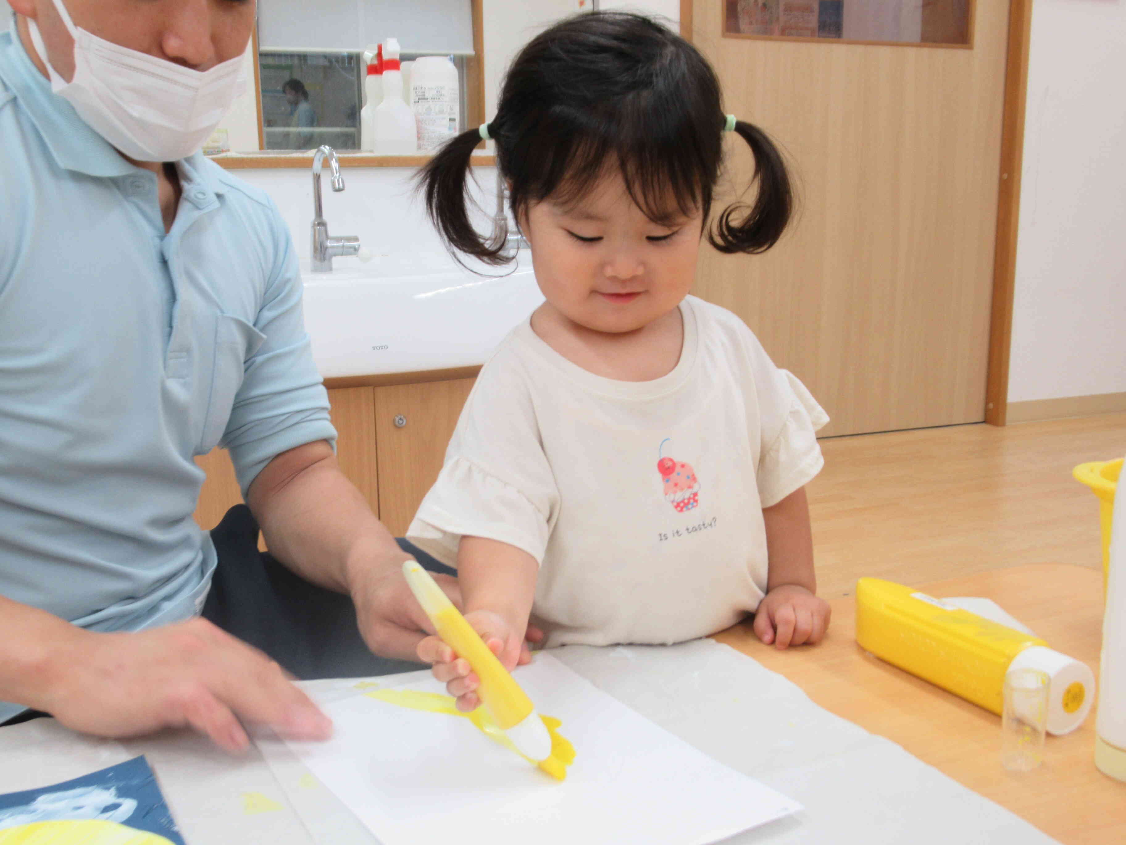 製作の様子～あひる組（1歳児）～