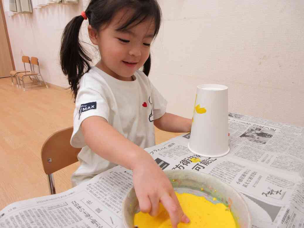 製作の様子~うさぎ組(2歳児)~