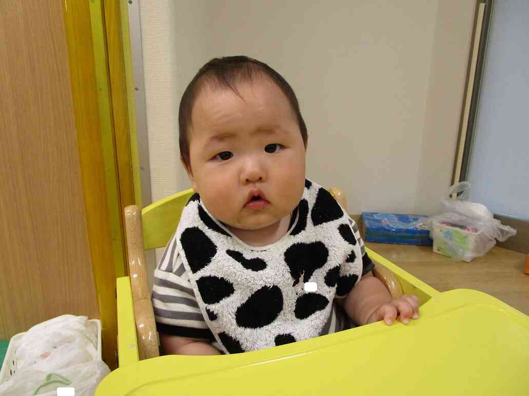 0歳児のお友だちは見学中♪来年一緒に皮むきしようね♪