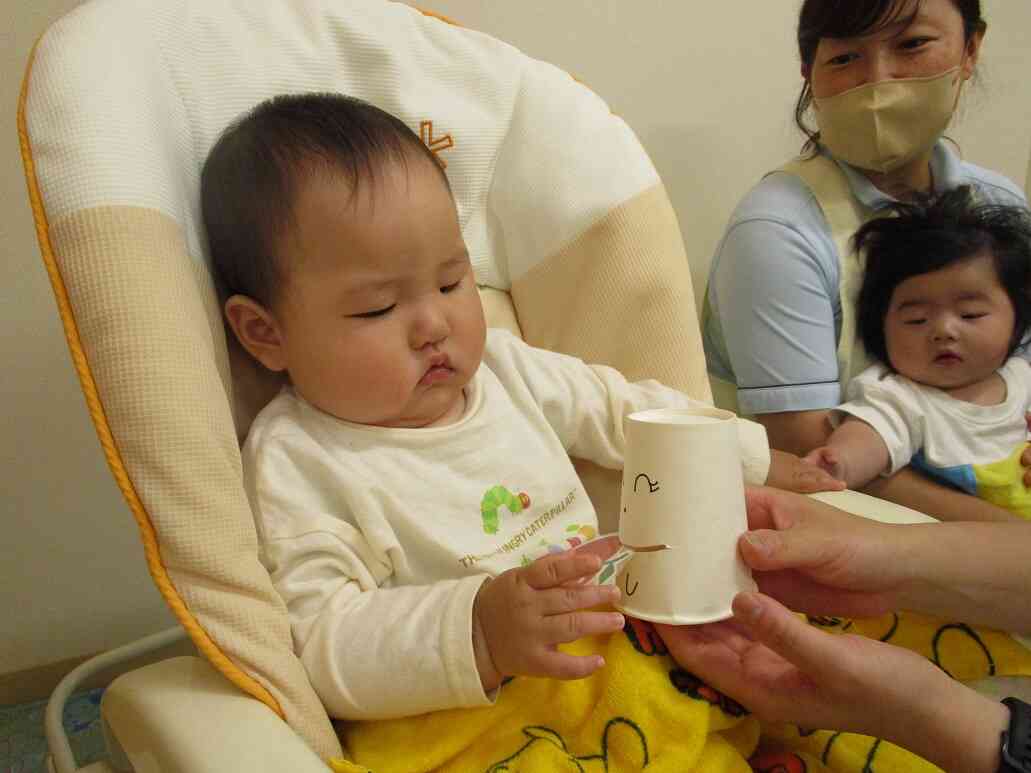 上手にお口に入れて…