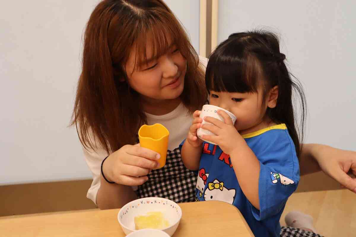 ２歳児のお友だちも乾杯♪