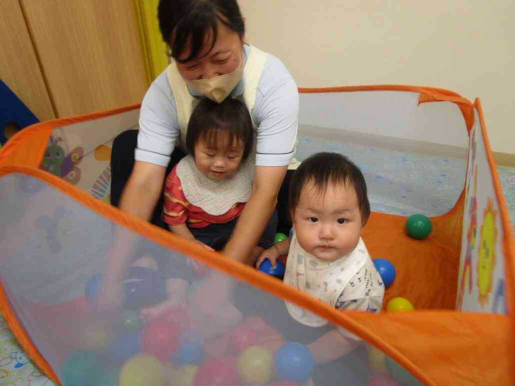 ０歳児クラスの室内遊び