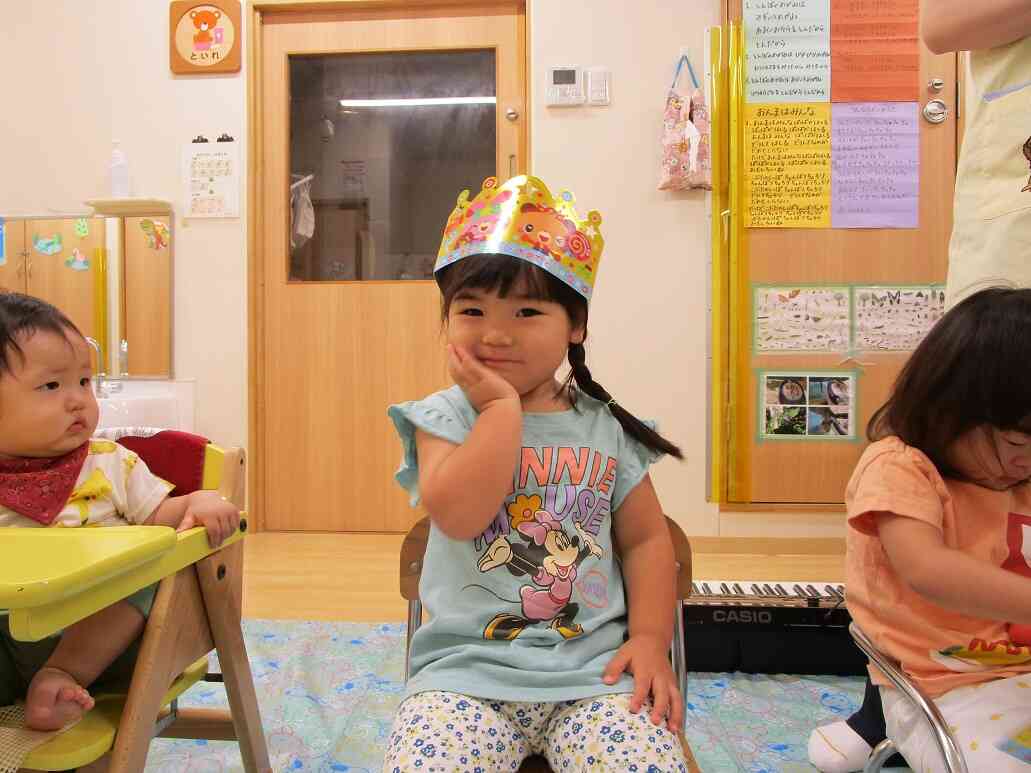 おしゃまなポーズ、とってもかわいい♪おたんじょう日おめでとう！