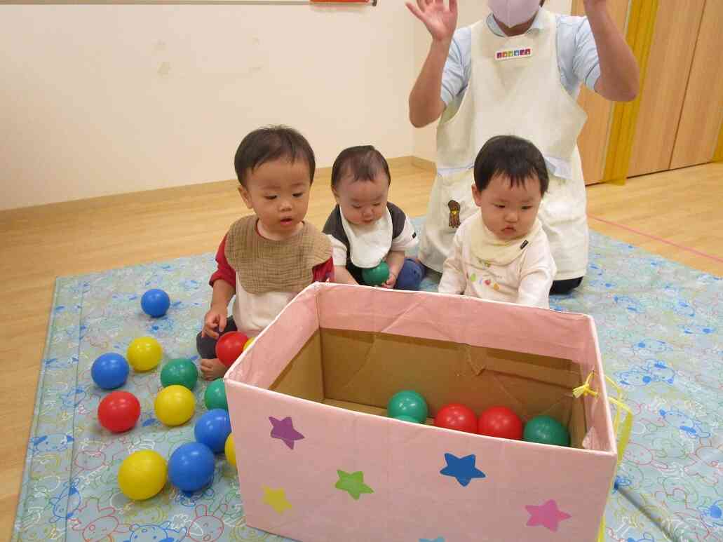 うんどうかいごっこ～0歳児クラス～玉入れ