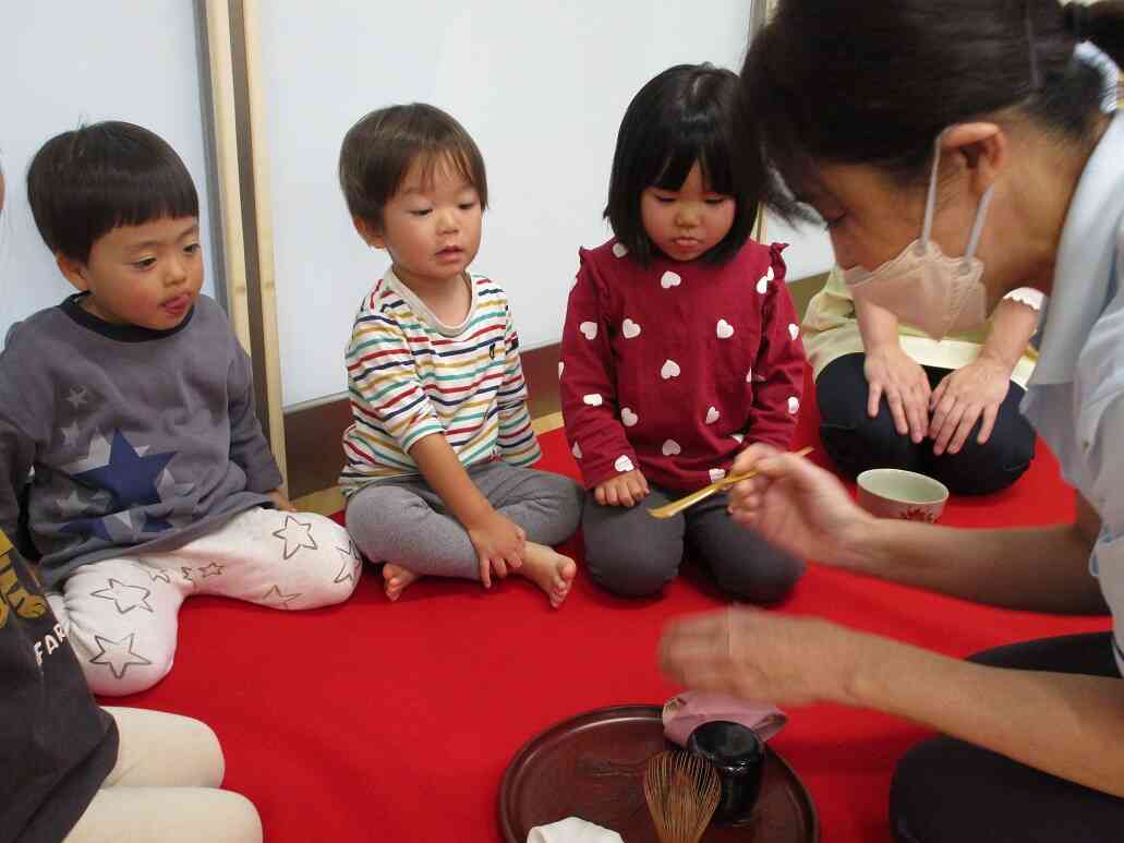お茶のお道具にも興味津々です♪