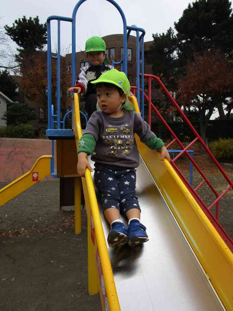 ２歳児クラスのお友だち、単独散歩！