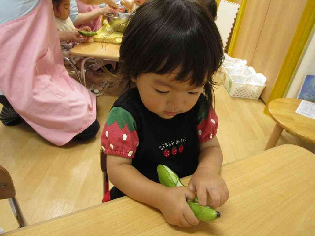 5月の食育そら豆の皮むき