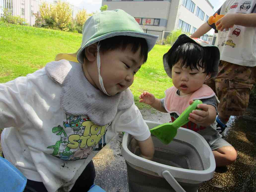 バケツにお水を入れてあげるね。