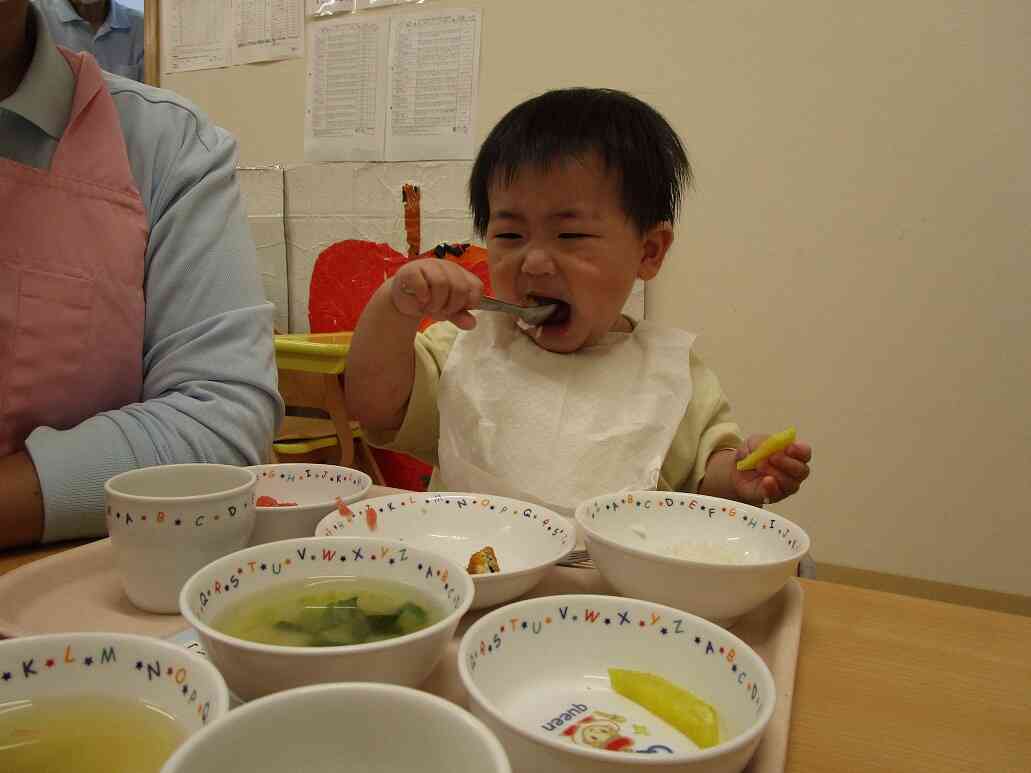 ０歳児のお食事の様子