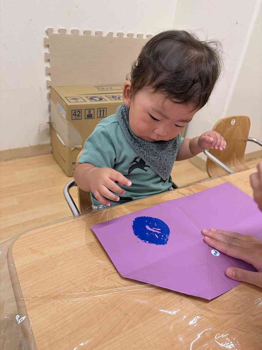 ０歳児さんは、スタンプで♪