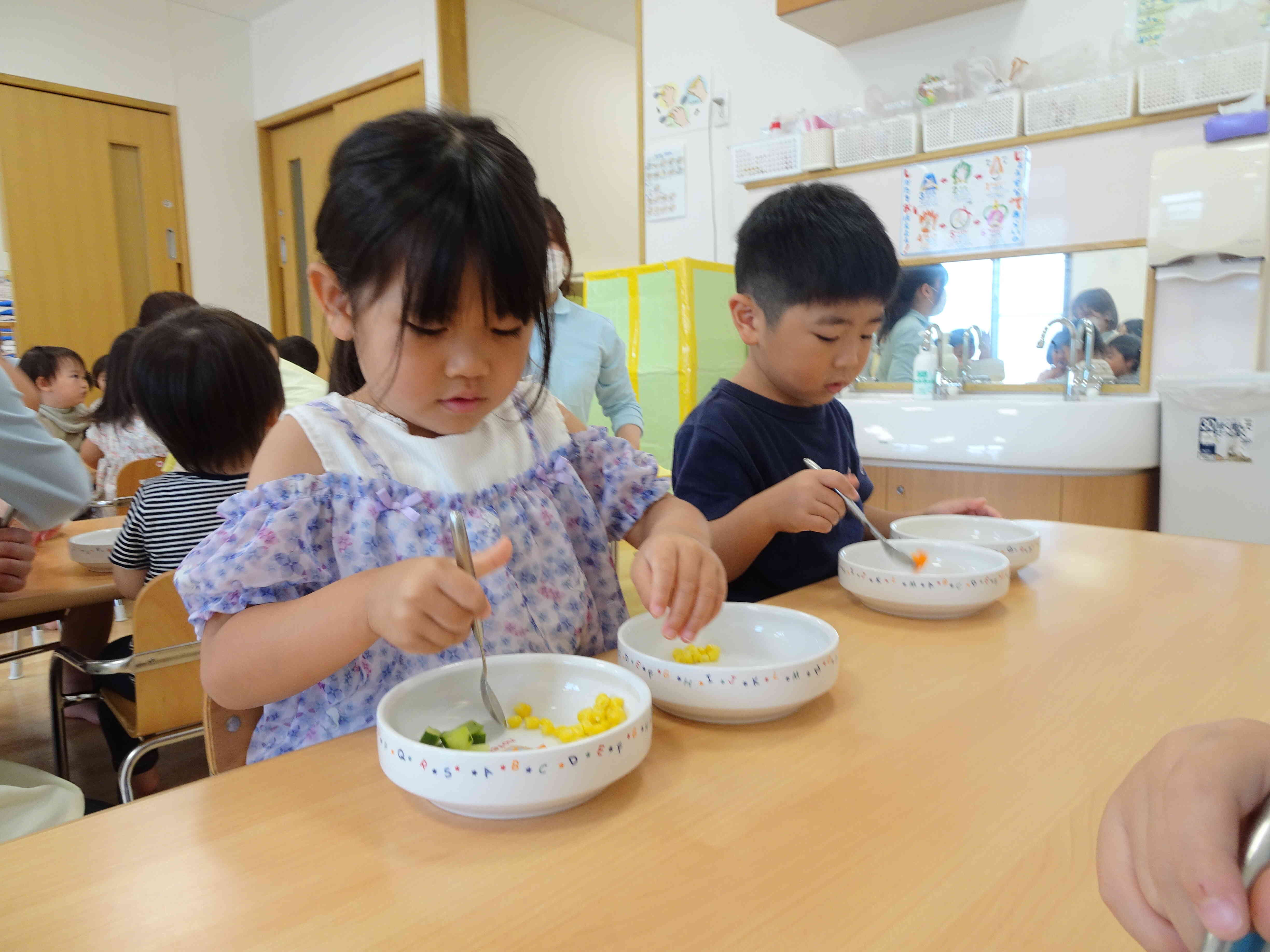 スプーンの正しい持ち方について学んだよ