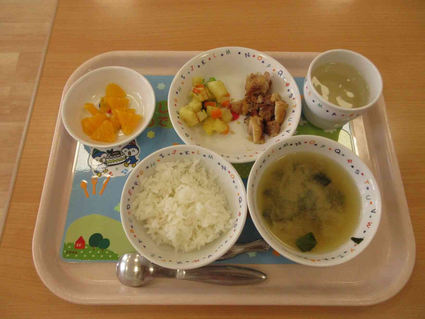 今日の給食は誕生日のお友達リクエストの特別メニューです♡