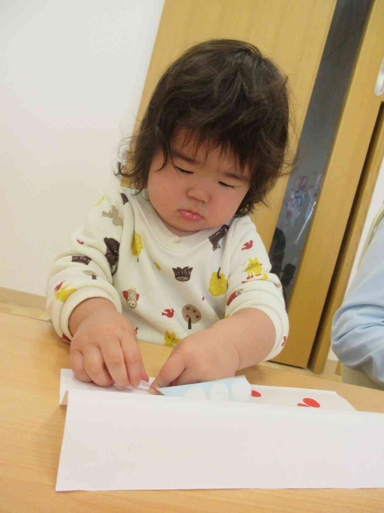 おててから上手くシールがはがれないね。なんでだろ～う