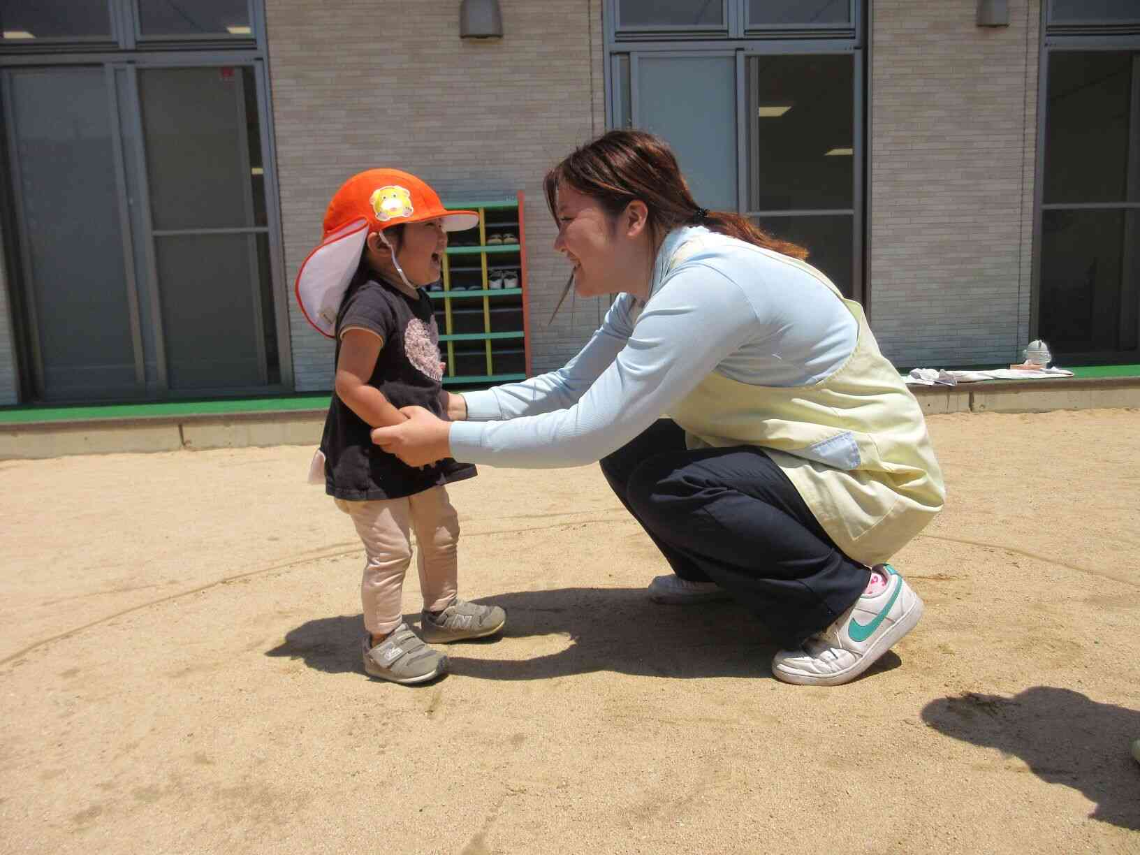 お兄ちゃんの真似っこで、私もお相撲さんごっこ♡楽しいね