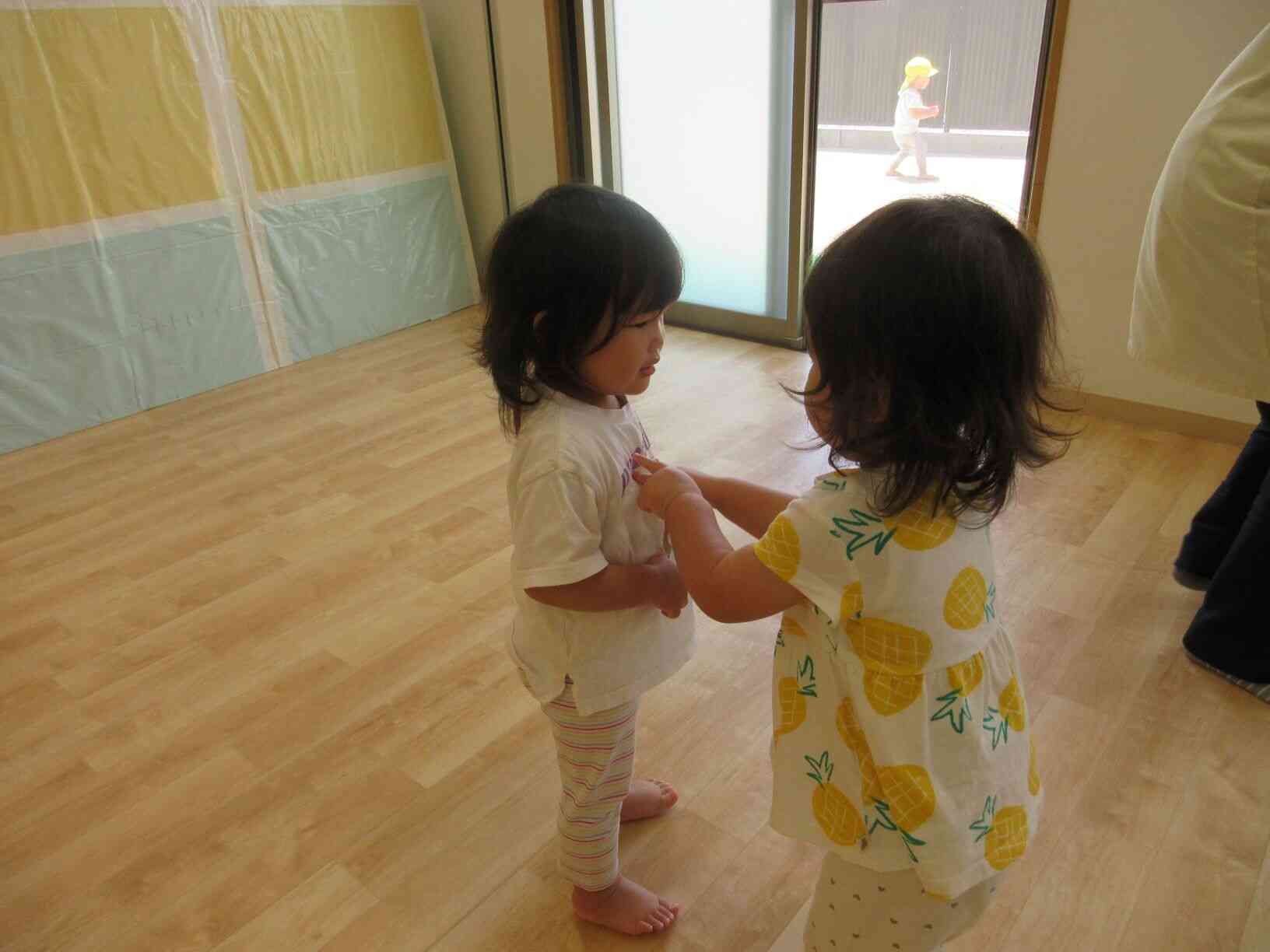 音楽に合わせてお友だちとツンツンしあいっこ♡ツンツンツンのツン