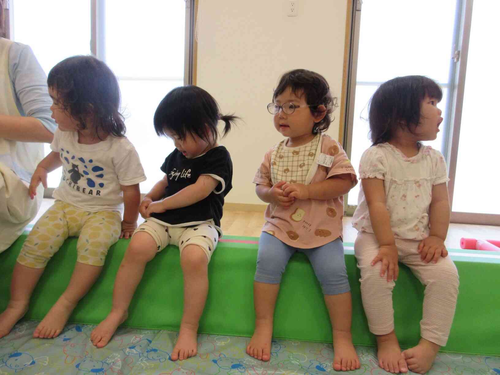 あれあれ？こちらの平均台も休憩ベンチに大変身ですね♪