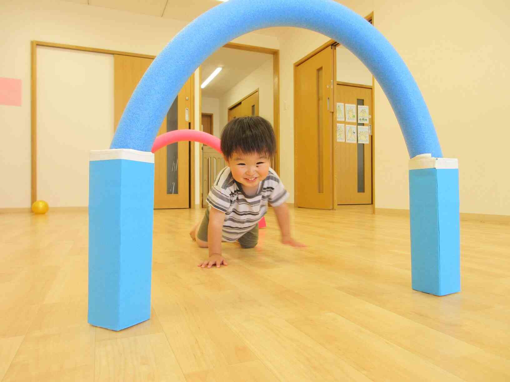 ハイハイでトンネルを通過します！！