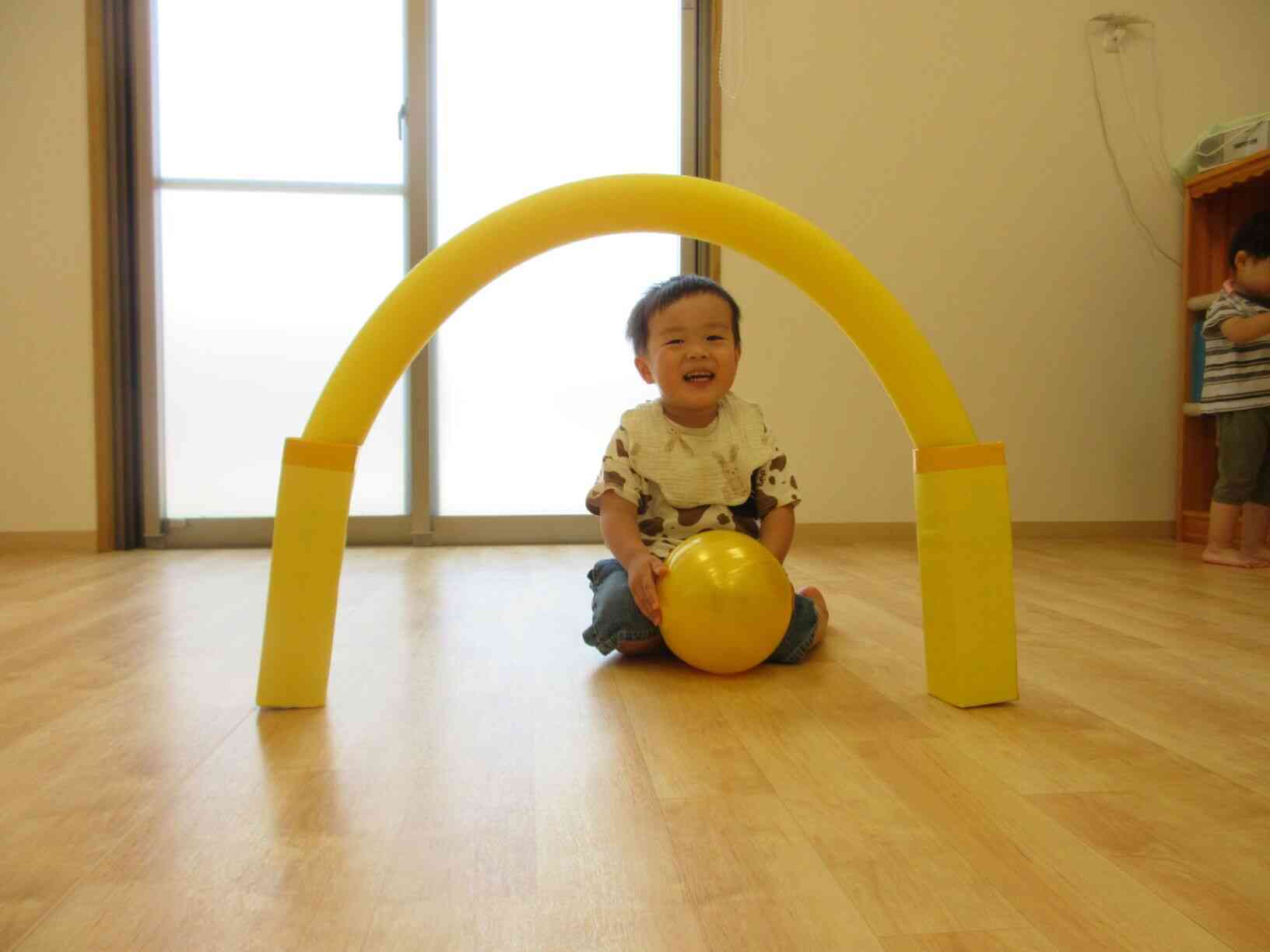 ボールをトンネルに通して大爆笑でした♡たのしいね！